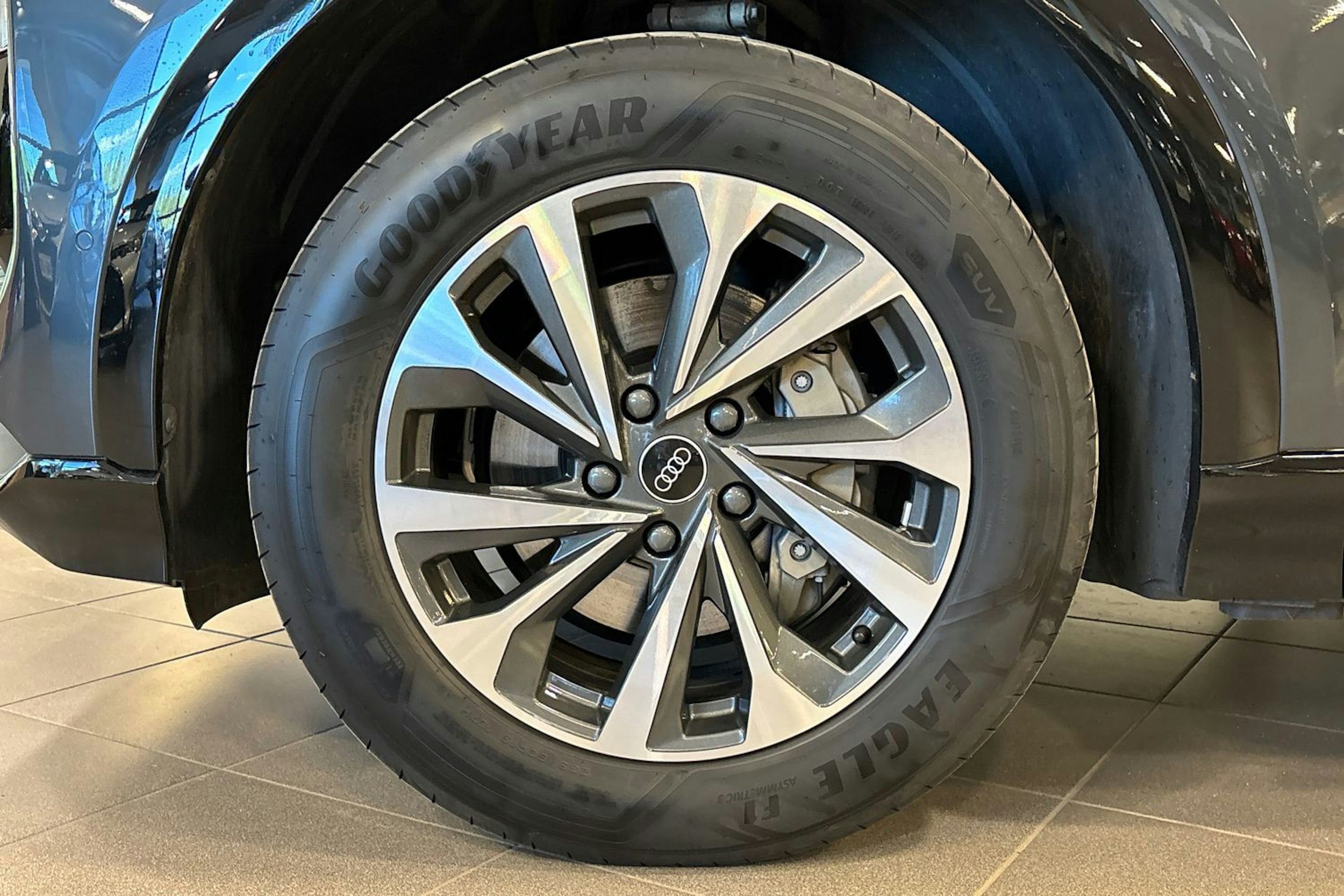 met. harmaa Audi Q6 e-tron 2024 kuva 13.