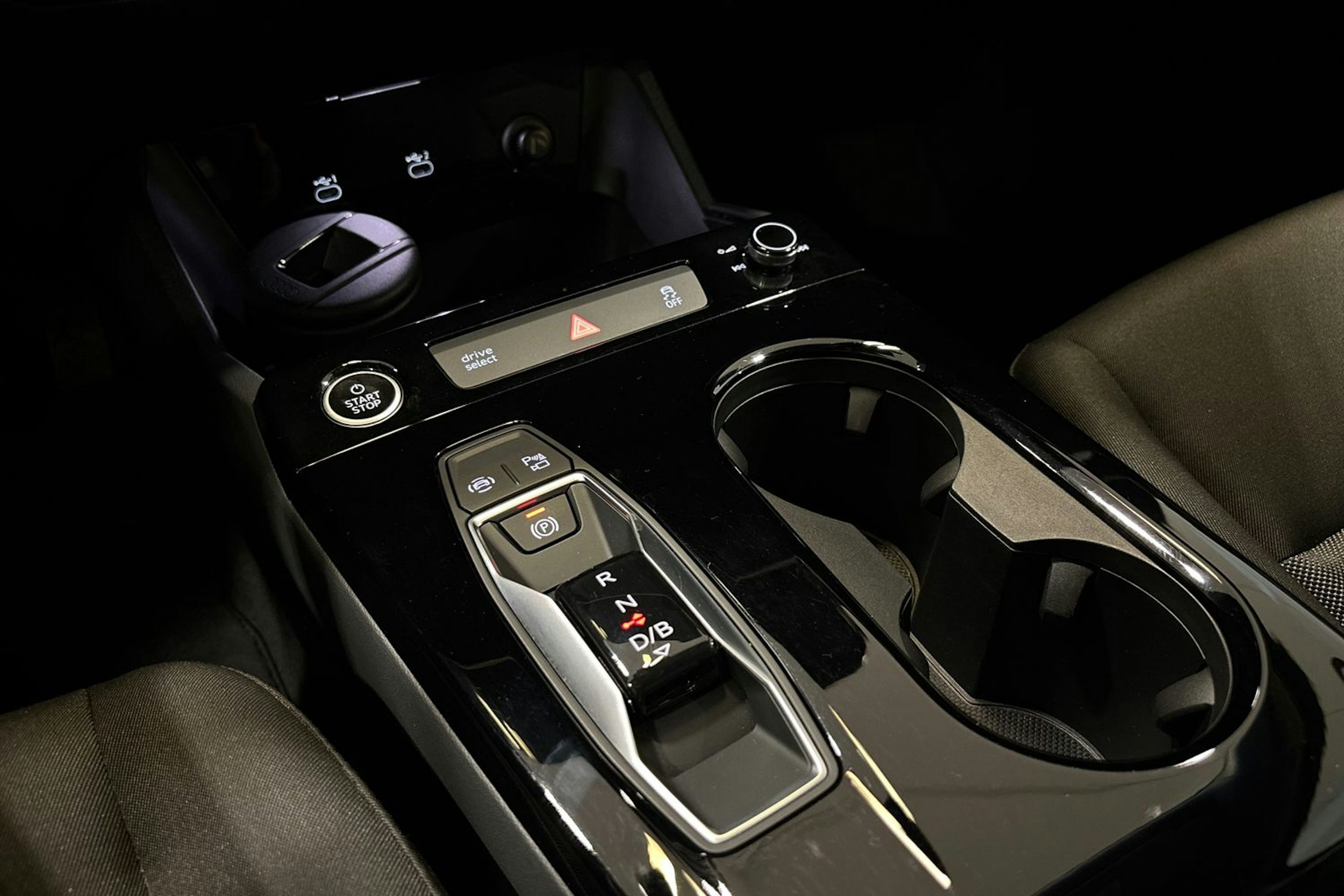 met. harmaa Audi Q6 e-tron 2024 kuva 19.