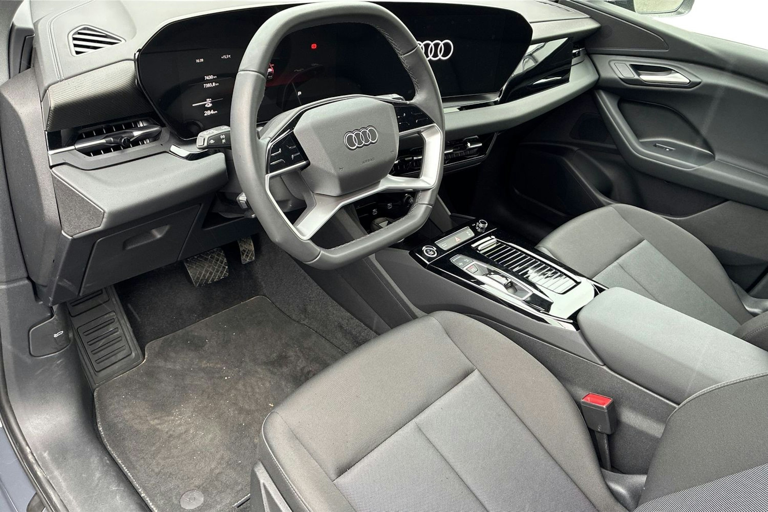 Harmaa Audi Q6 e-tron 2024 kuva 6.