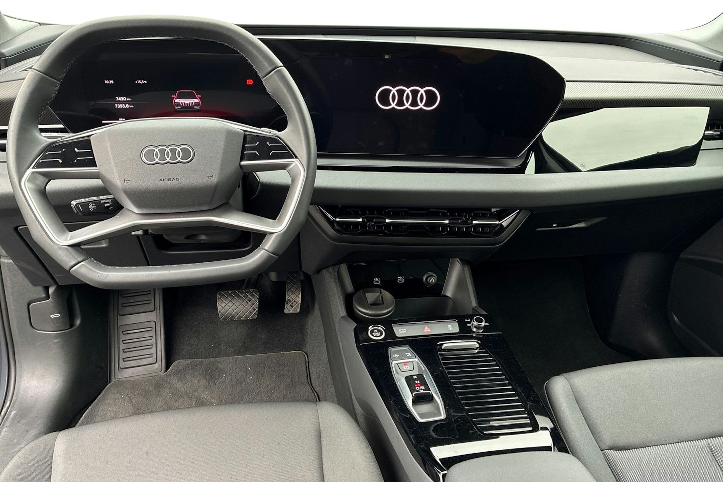 Harmaa Audi Q6 e-tron 2024 kuva 7.
