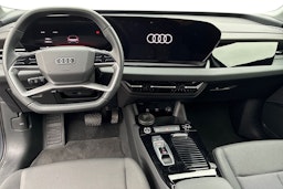 Harmaa Audi Q6 e-tron 2024 kuva 7.