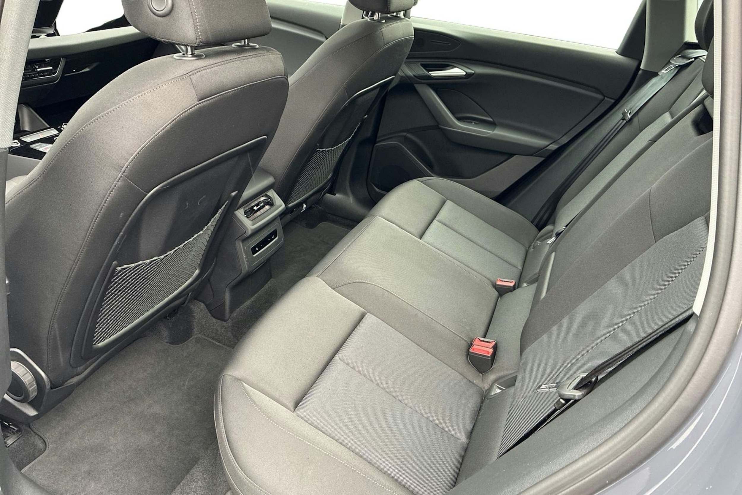Harmaa Audi Q6 e-tron 2024 kuva 8.