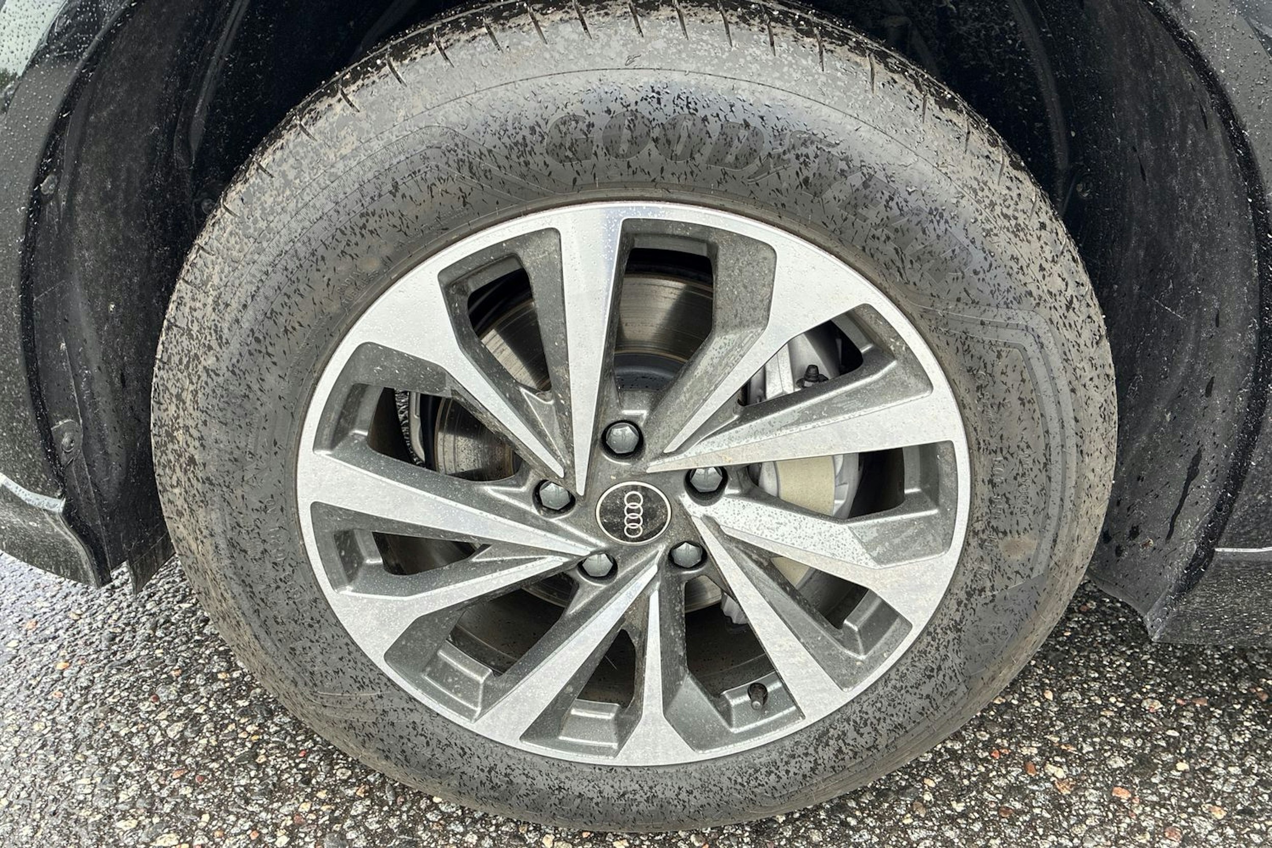 Harmaa Audi Q6 e-tron 2024 kuva 10.