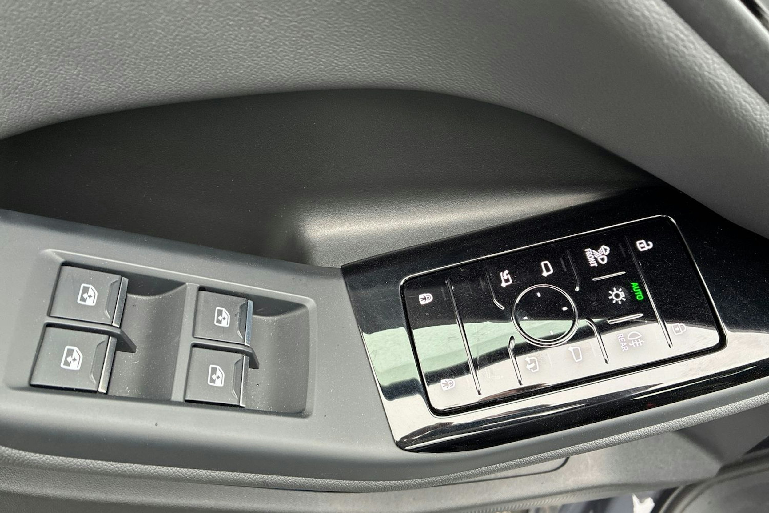 Harmaa Audi Q6 e-tron 2024 kuva 11.