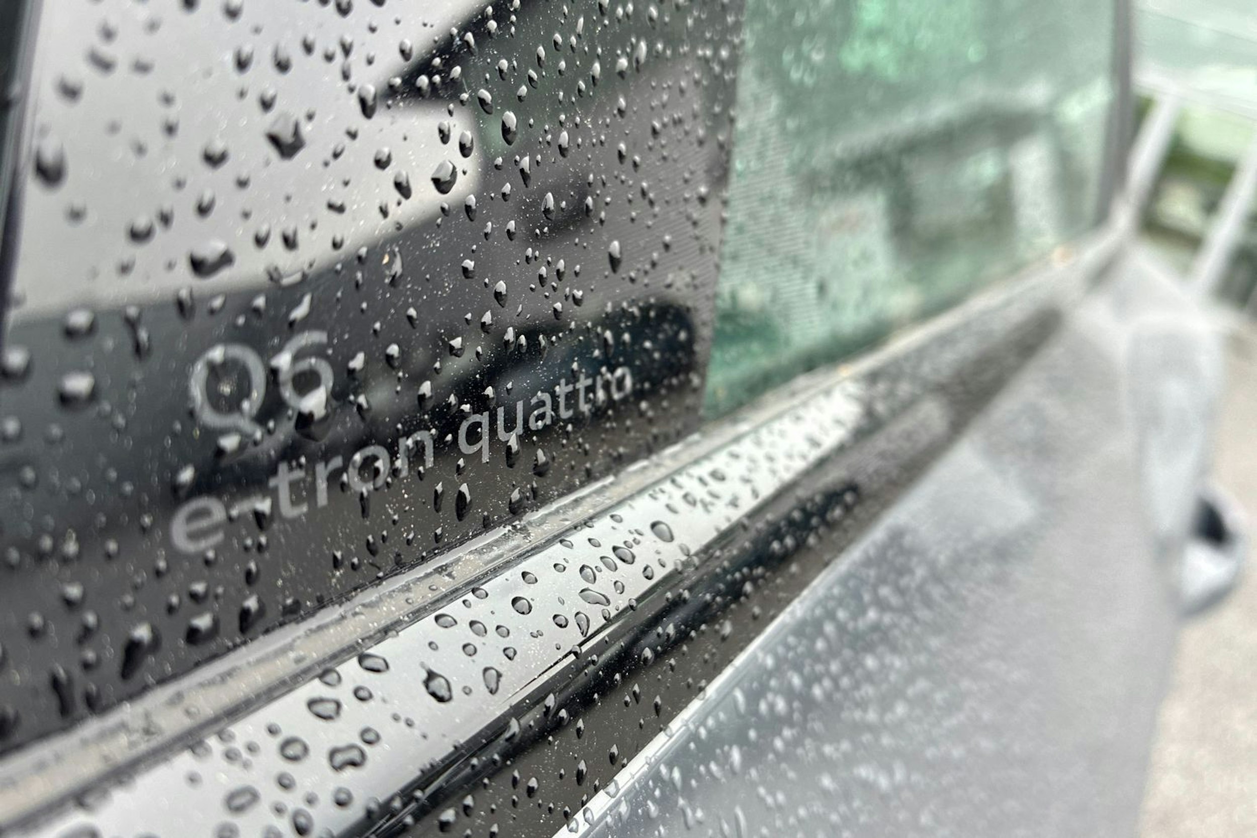 Harmaa Audi Q6 e-tron 2024 kuva 12.