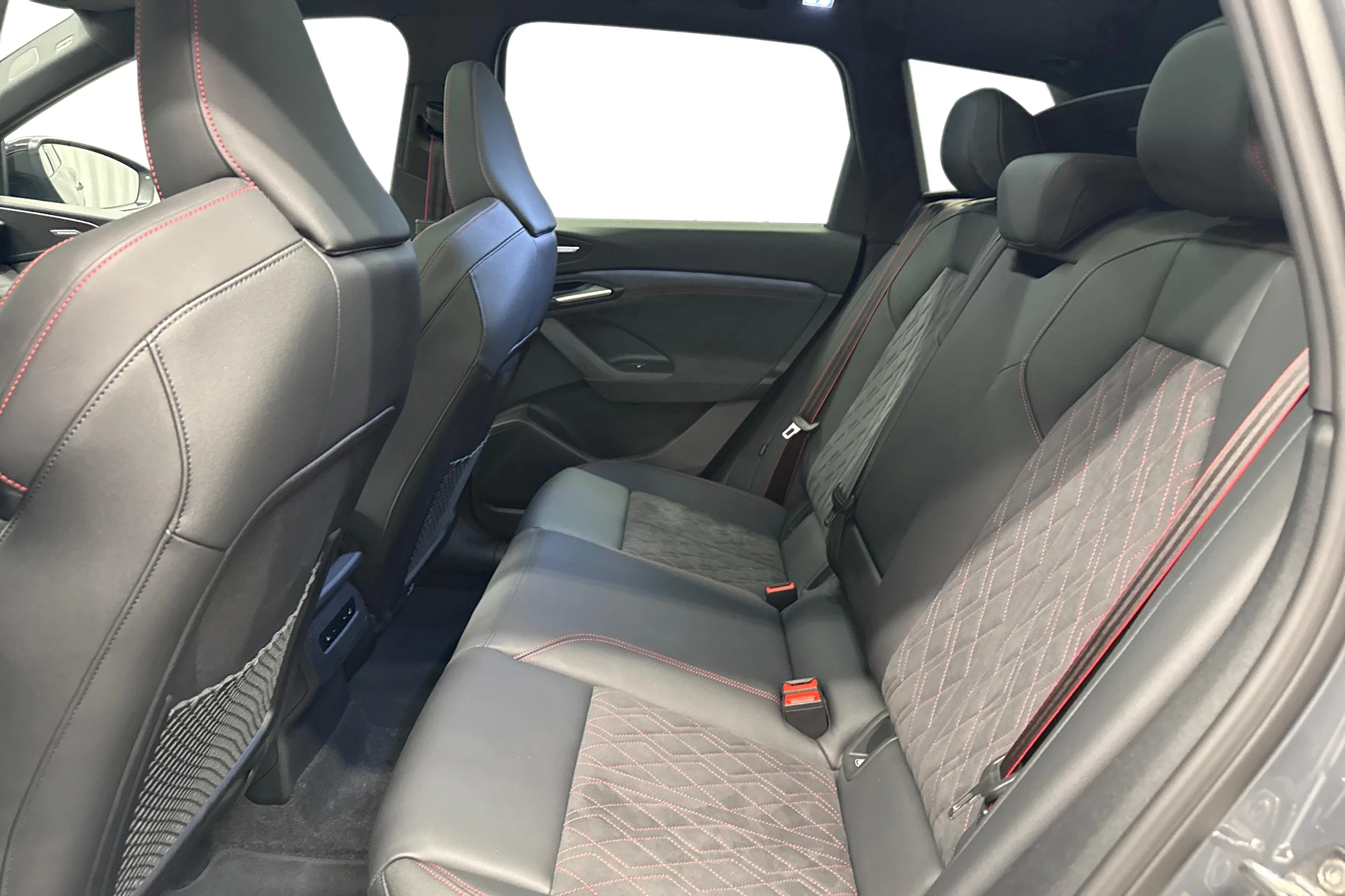 harmaa Audi Q6 e-tron 2024 kuva 8.