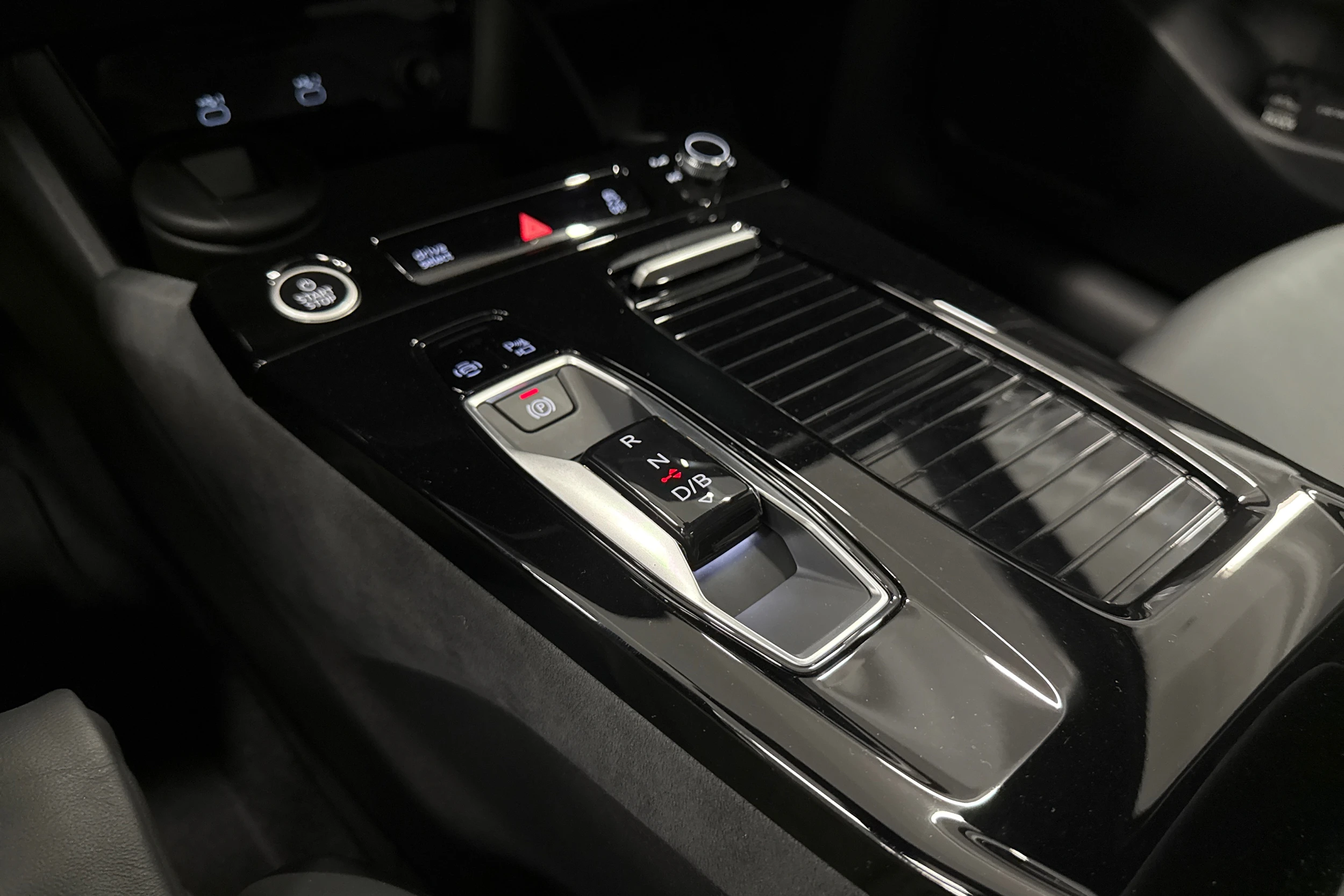 harmaa Audi Q6 e-tron 2024 kuva 20.