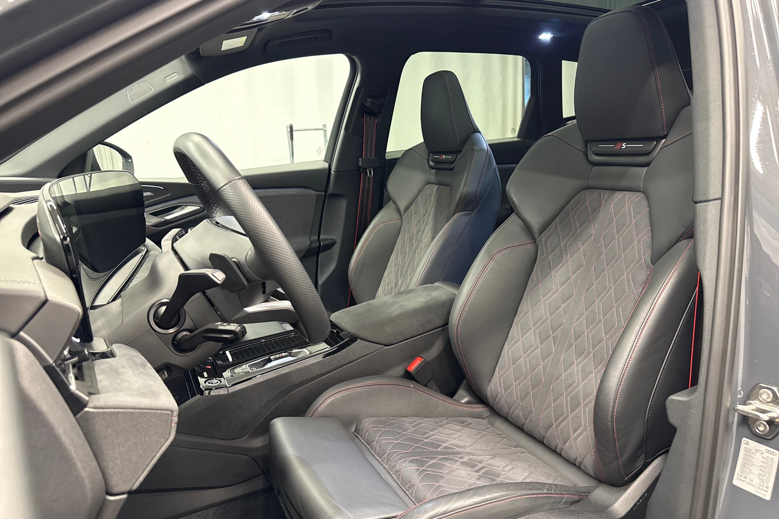 harmaa Audi Q6 e-tron 2024 kuva 22.