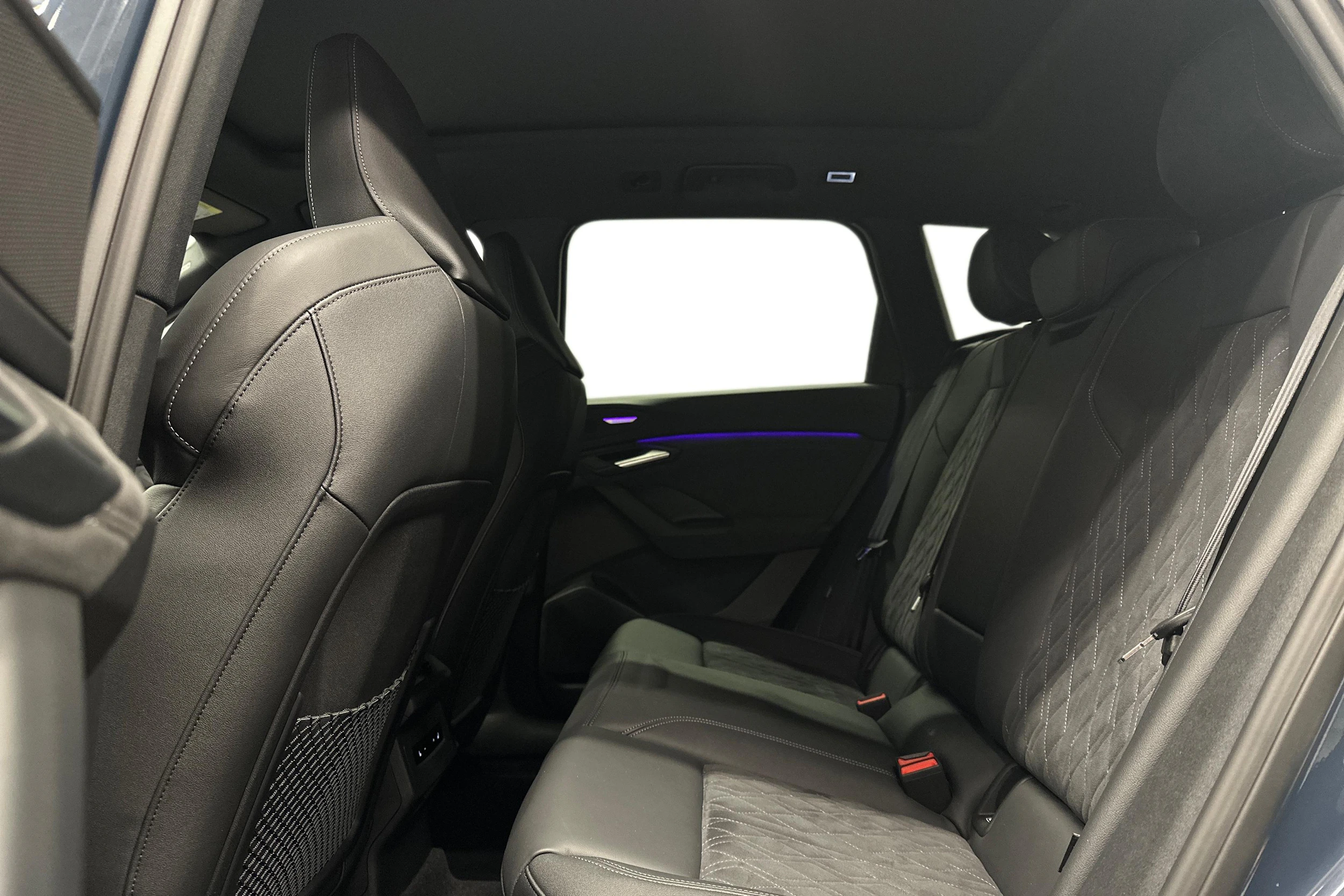 sininen Audi Q6 e-tron 2024 kuva 8.