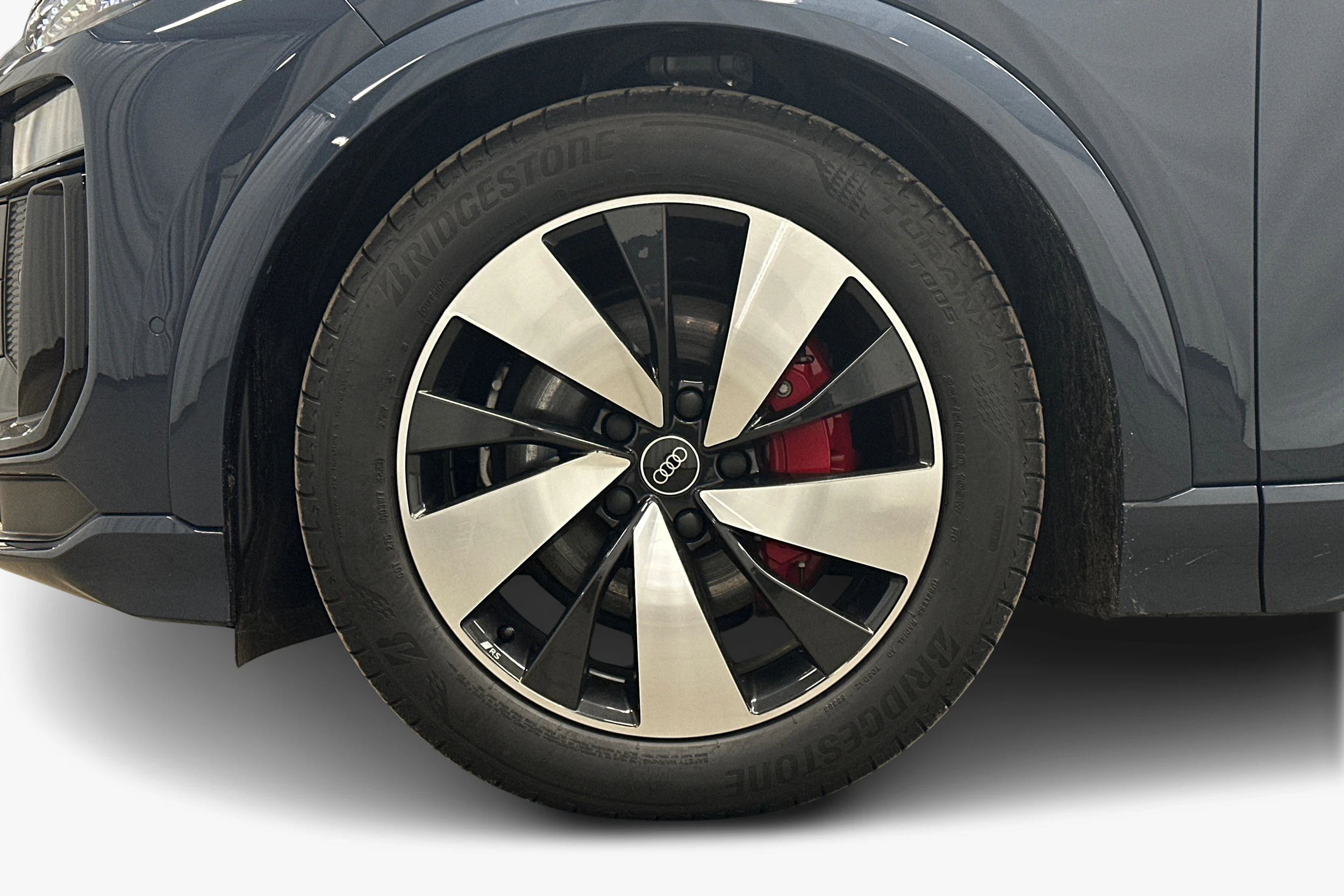 sininen Audi Q6 e-tron 2024 kuva 9.