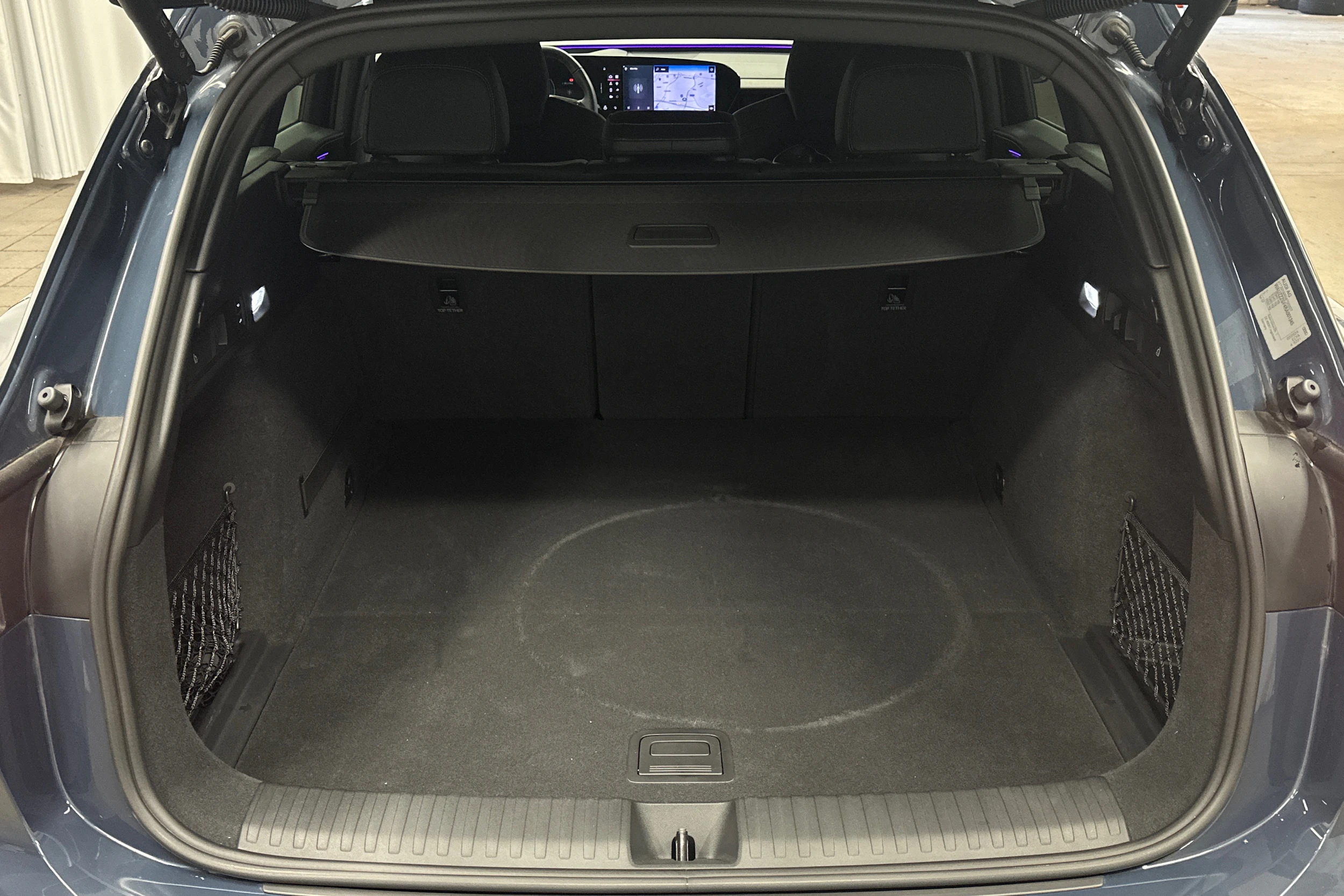 sininen Audi Q6 e-tron 2024 kuva 11.