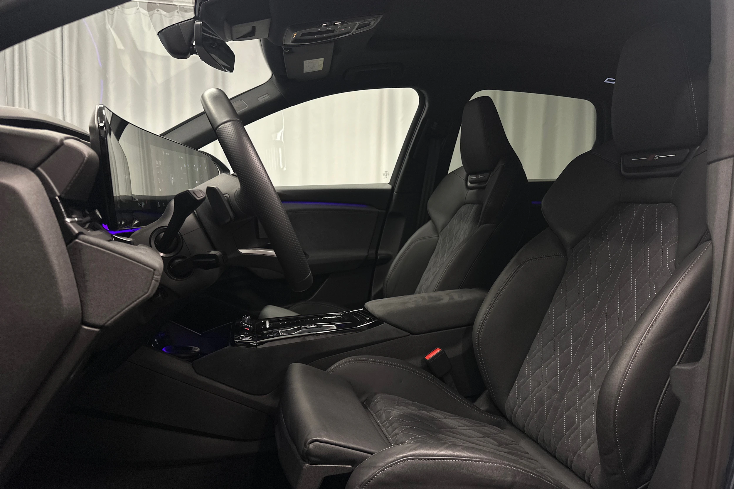 sininen Audi Q6 e-tron 2024 kuva 14.