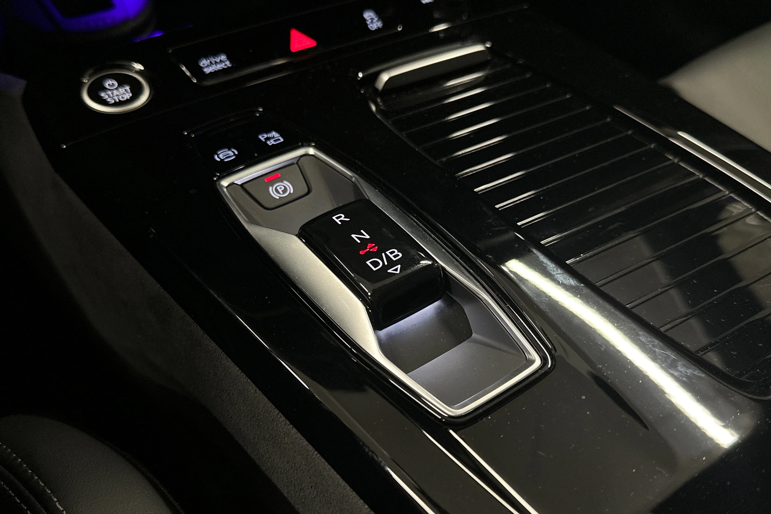 sininen Audi Q6 e-tron 2024 kuva 38.