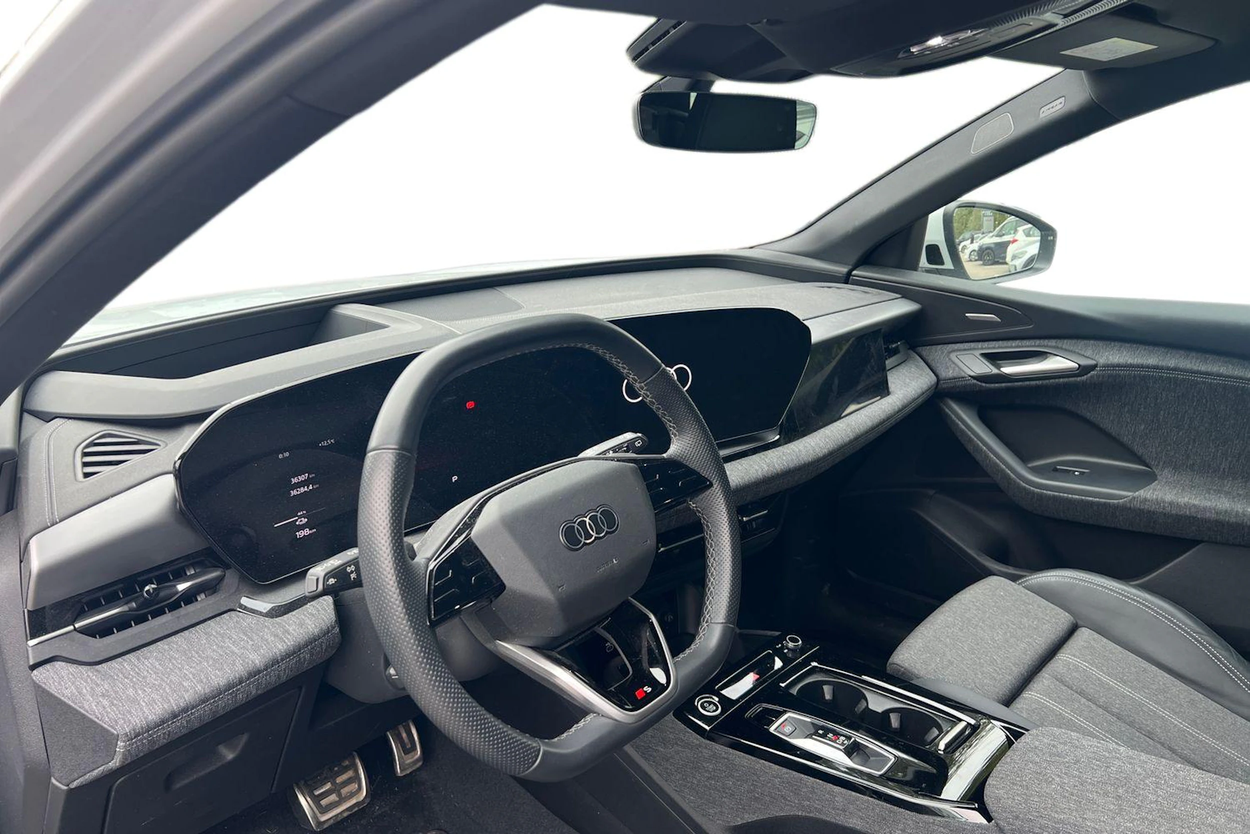 Valkoinen Audi Q6 e-tron 2024 kuva 3.