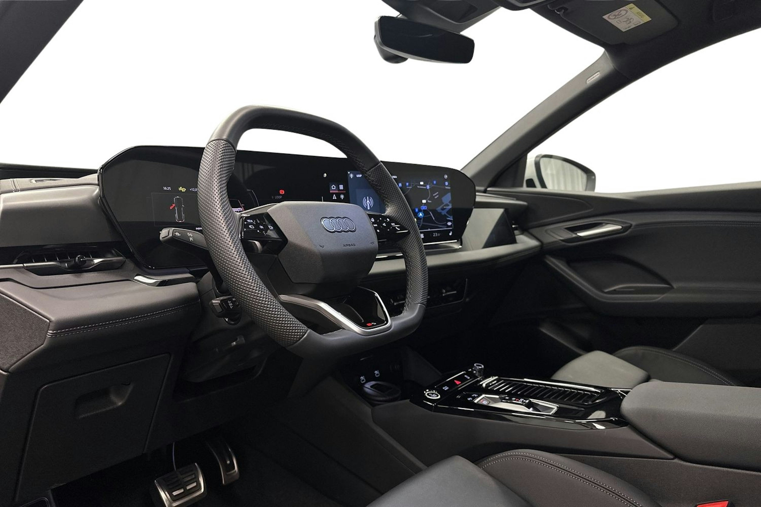 valkoinen Audi Q6 e-tron 2024 kuva 7.
