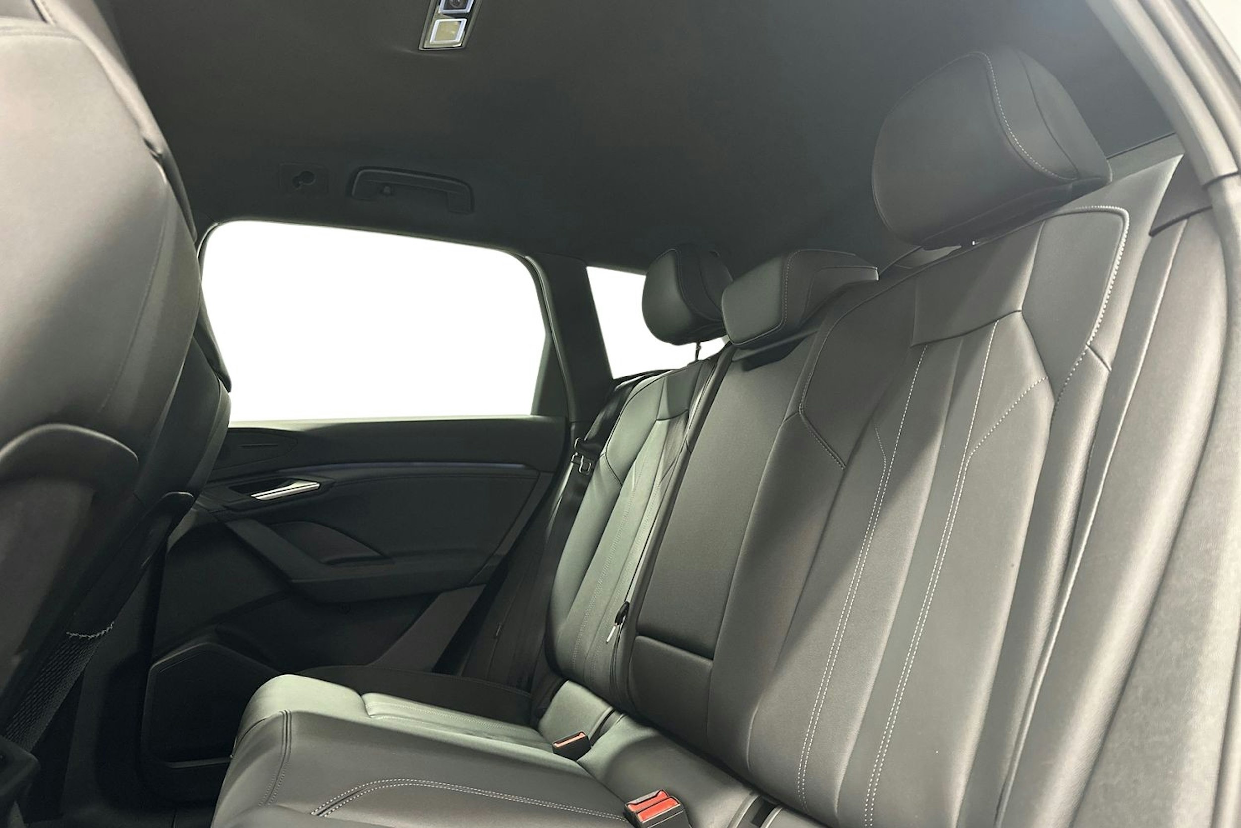 valkoinen Audi Q6 e-tron 2024 kuva 10.