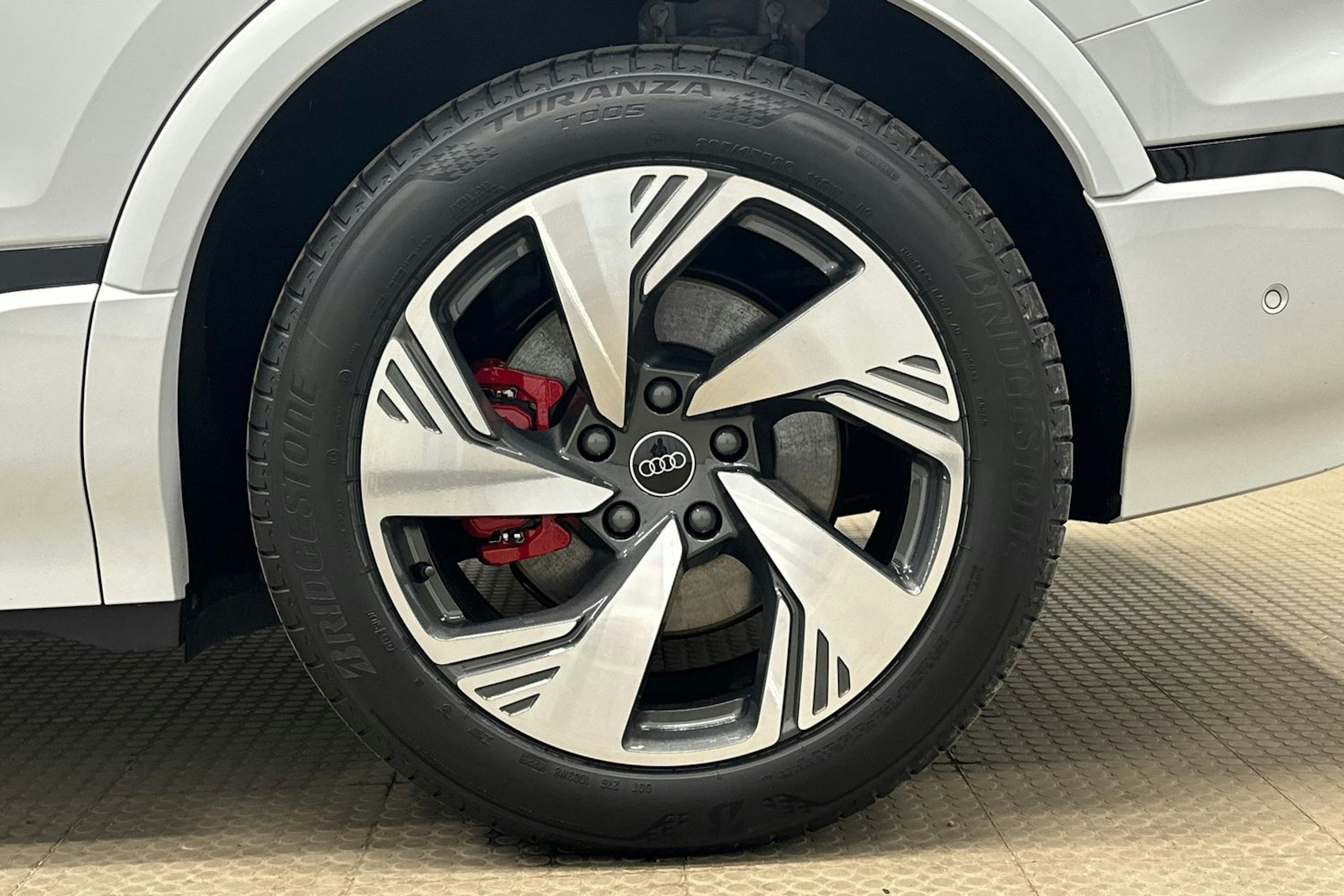 valkoinen Audi Q6 e-tron 2024 kuva 12.