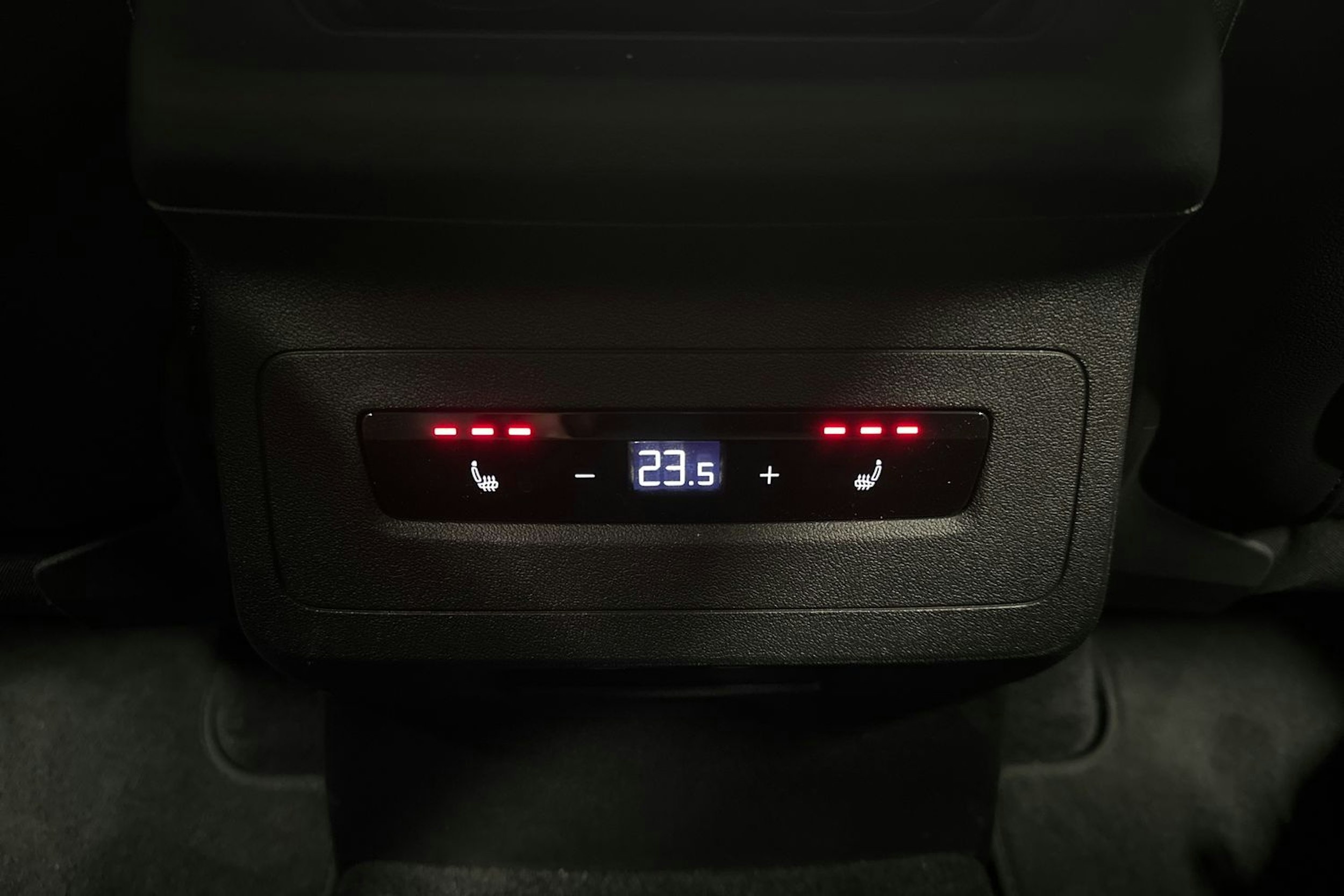 valkoinen Audi Q6 e-tron 2024 kuva 13.