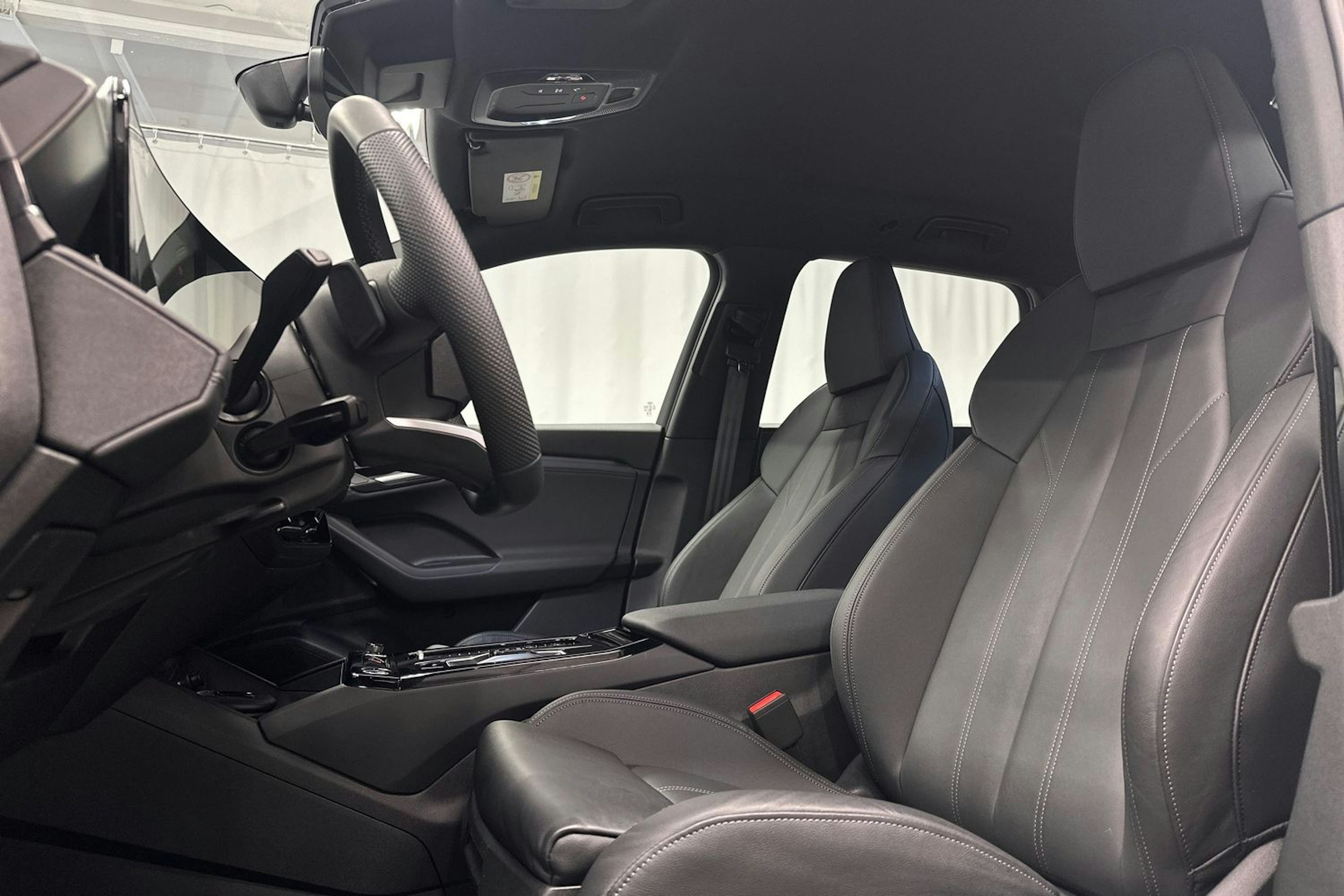 valkoinen Audi Q6 e-tron 2024 kuva 14.