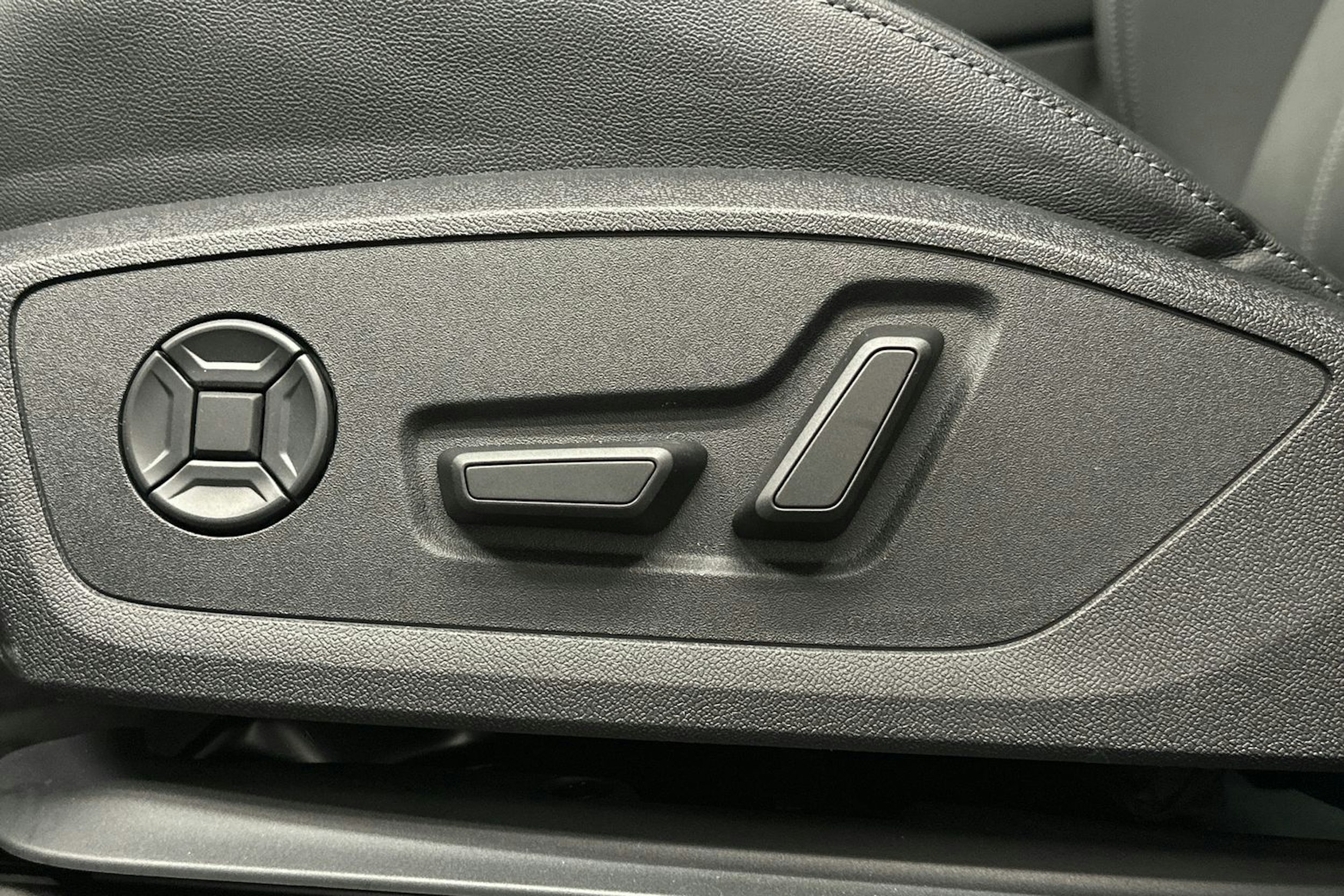 valkoinen Audi Q6 e-tron 2024 kuva 15.