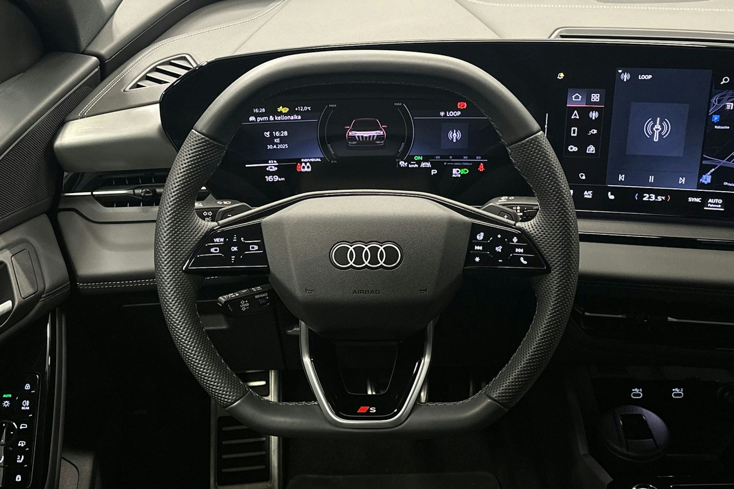 valkoinen Audi Q6 e-tron 2024 kuva 16.