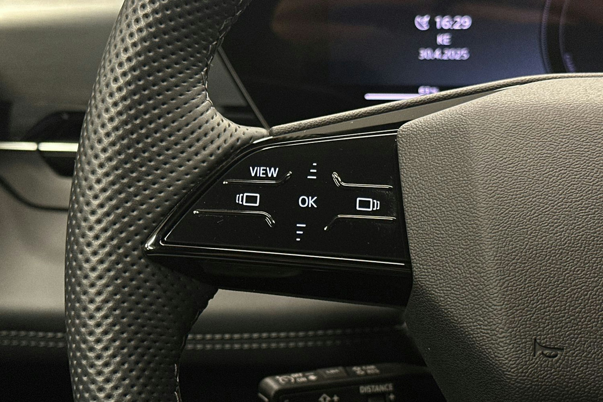 valkoinen Audi Q6 e-tron 2024 kuva 18.