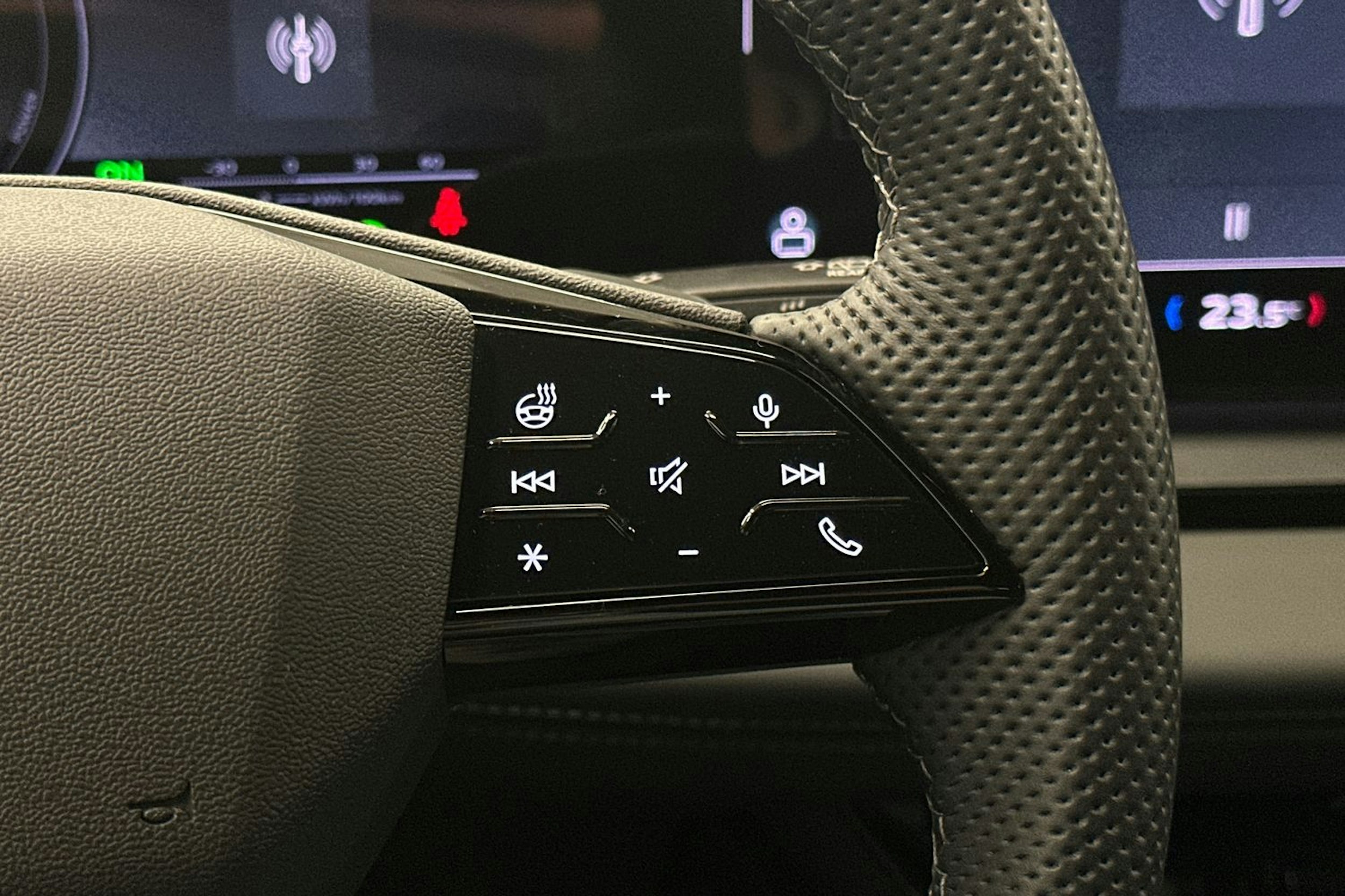 valkoinen Audi Q6 e-tron 2024 kuva 19.