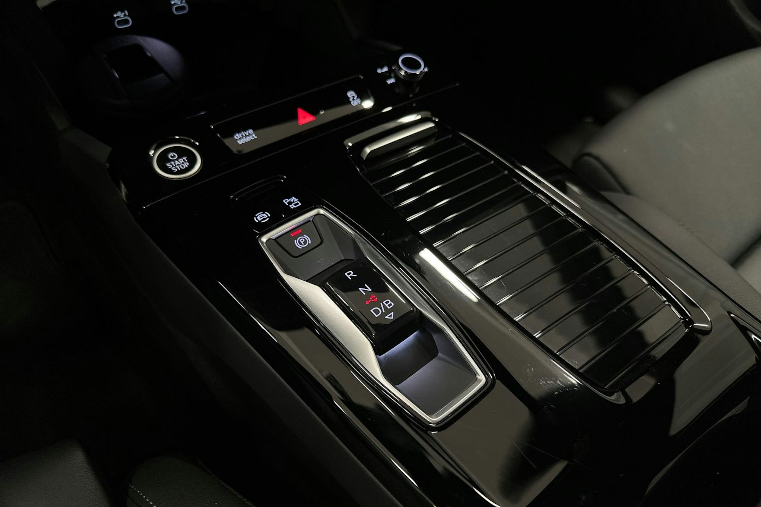 valkoinen Audi Q6 e-tron 2024 kuva 22.