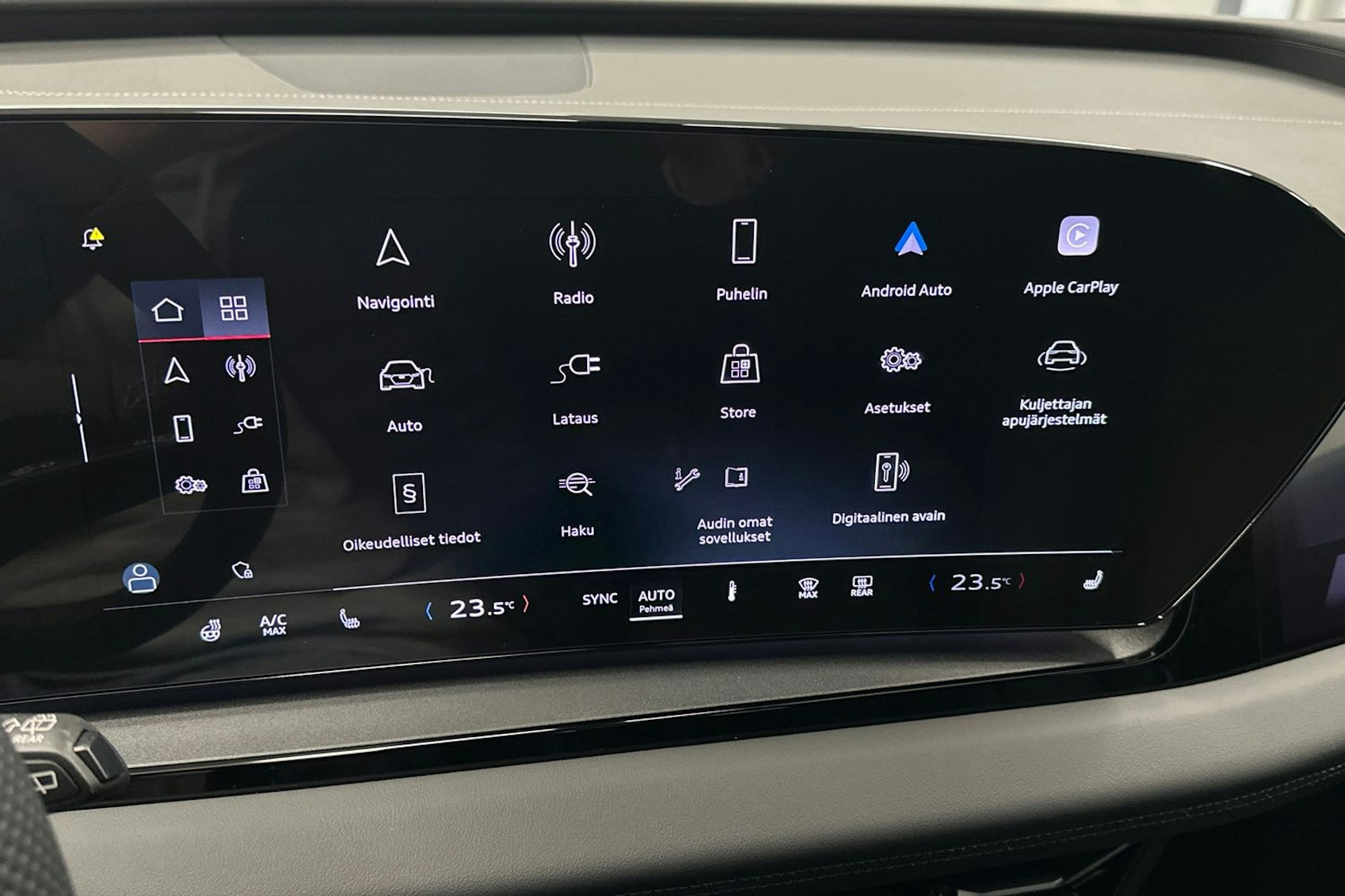 valkoinen Audi Q6 e-tron 2024 kuva 24.