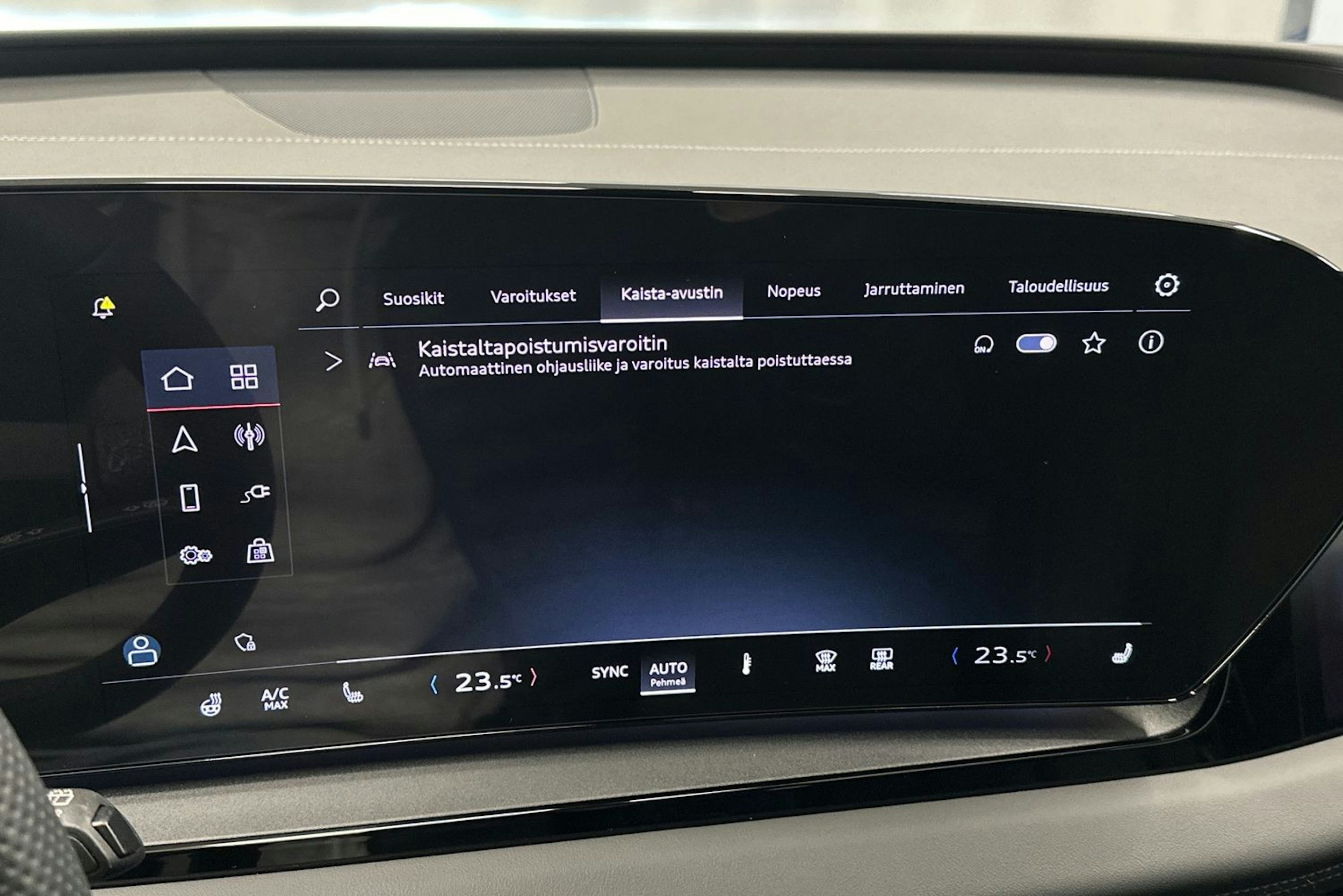 valkoinen Audi Q6 e-tron 2024 kuva 28.