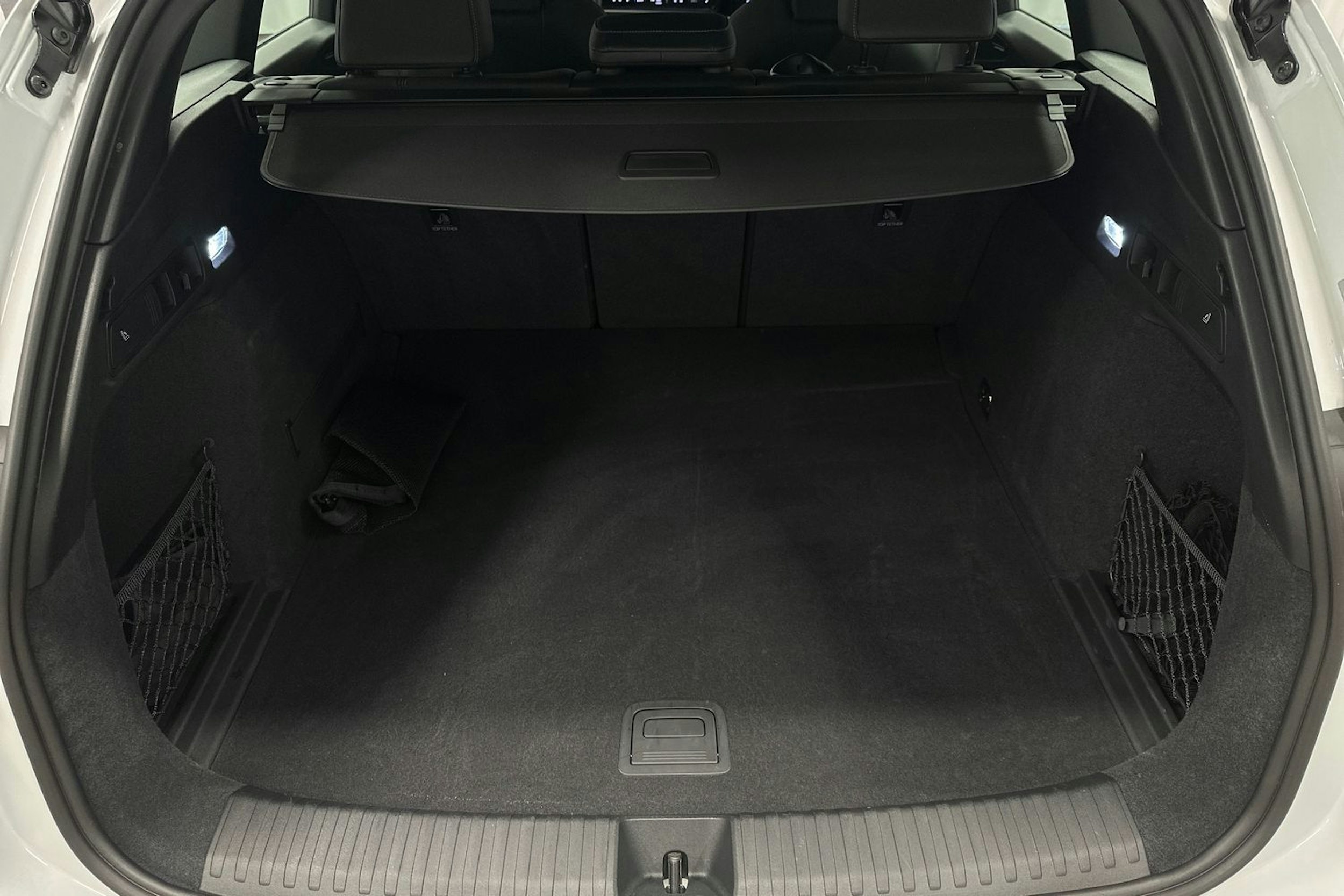 valkoinen Audi Q6 e-tron 2024 kuva 32.