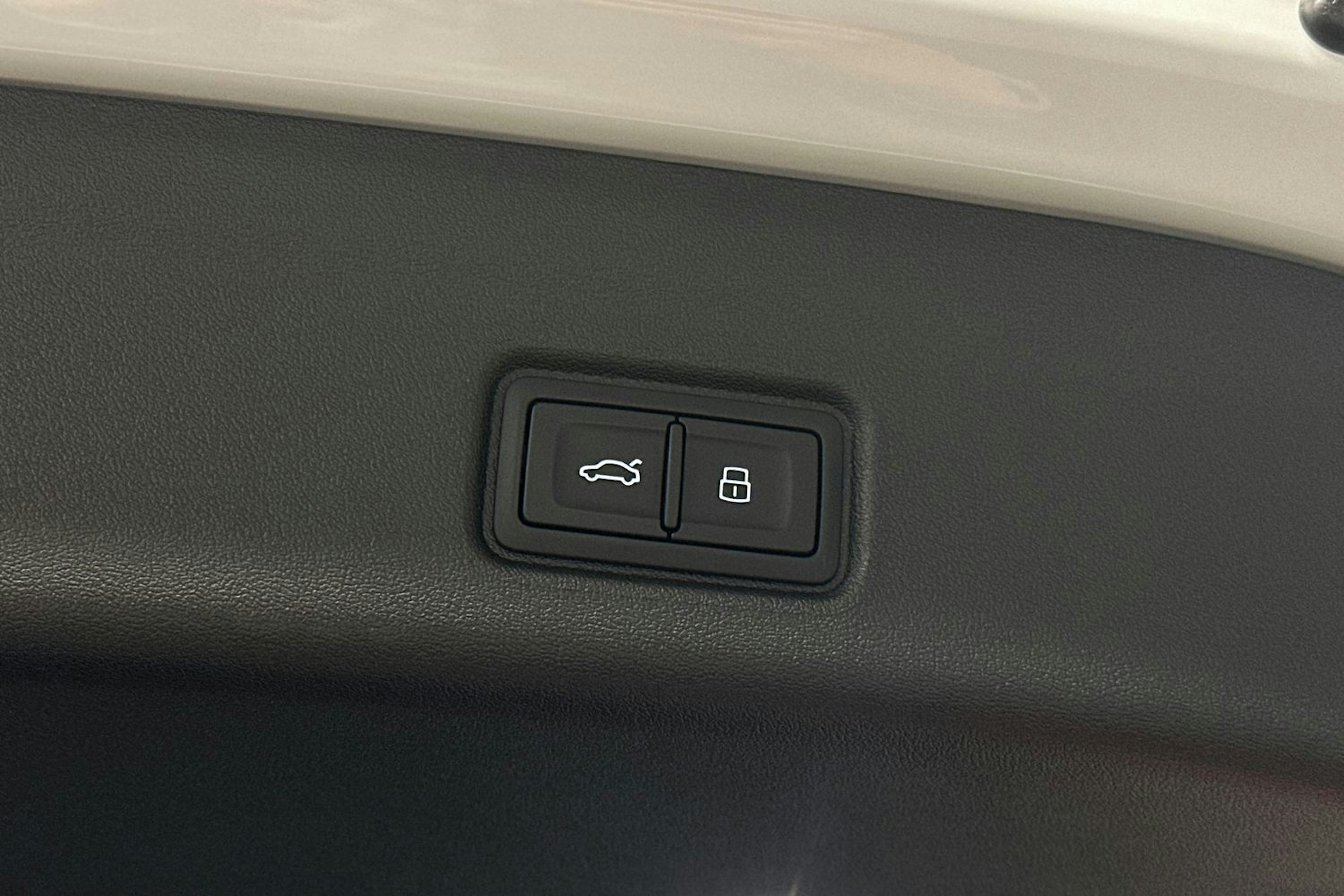 valkoinen Audi Q6 e-tron 2024 kuva 33.