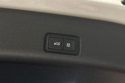 valkoinen Audi Q6 e-tron 2024 kuva 33.