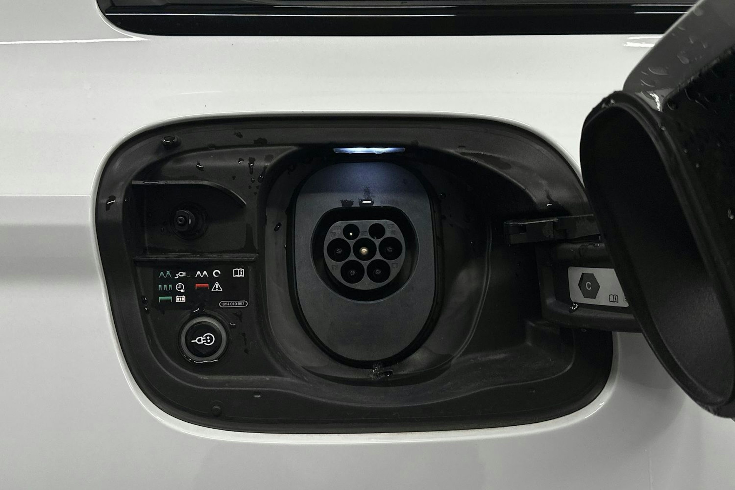 valkoinen Audi Q6 e-tron 2024 kuva 35.