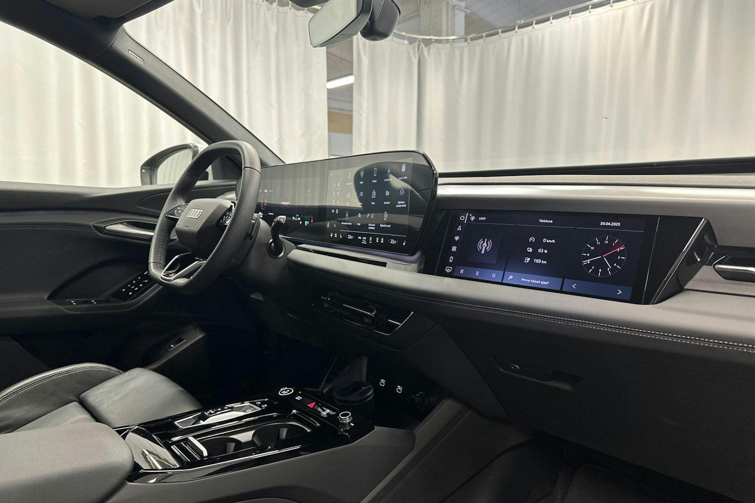 valkoinen Audi Q6 e-tron 2024 kuva 36.