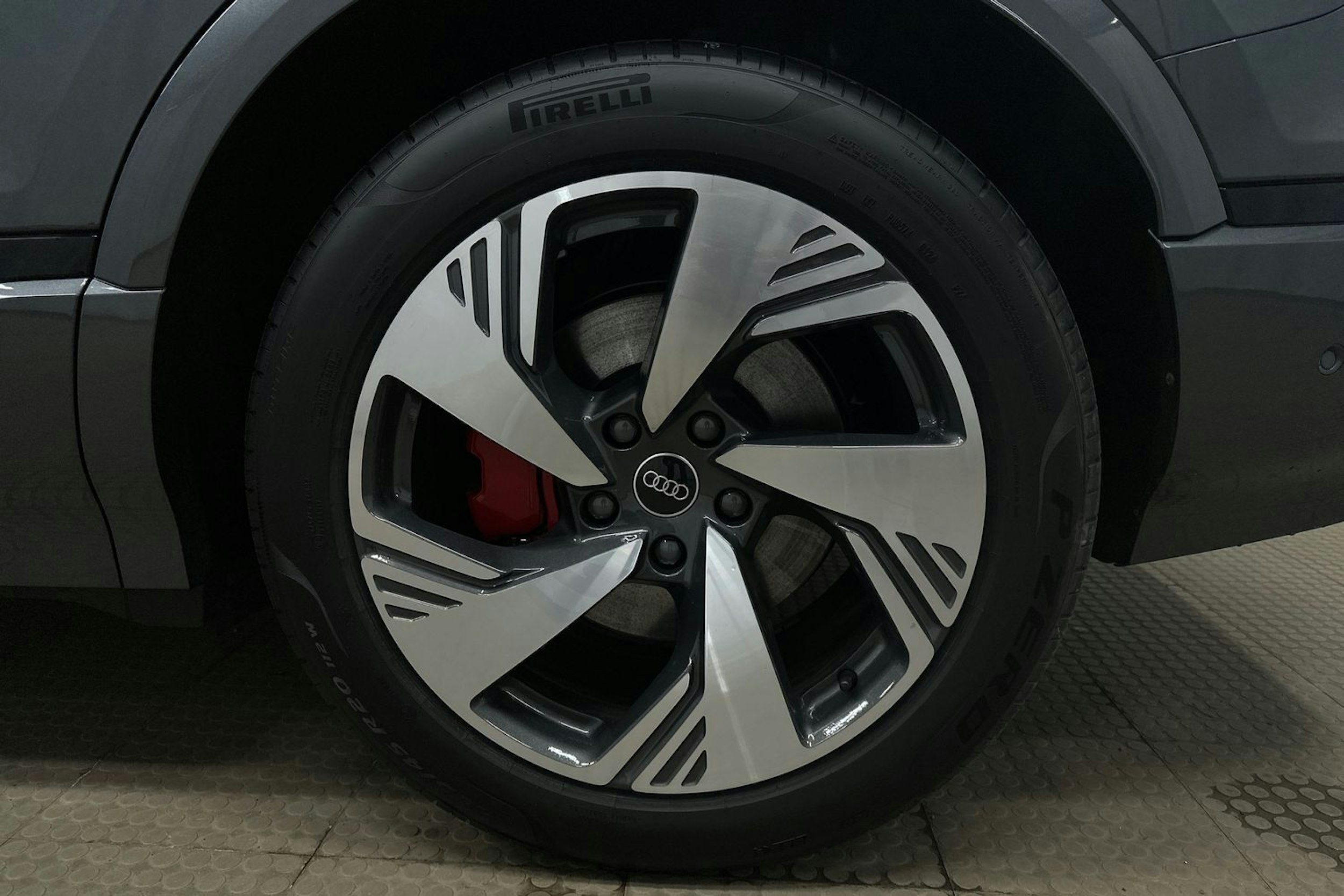 harmaa Audi Q6 e-tron 2024 kuva 12.