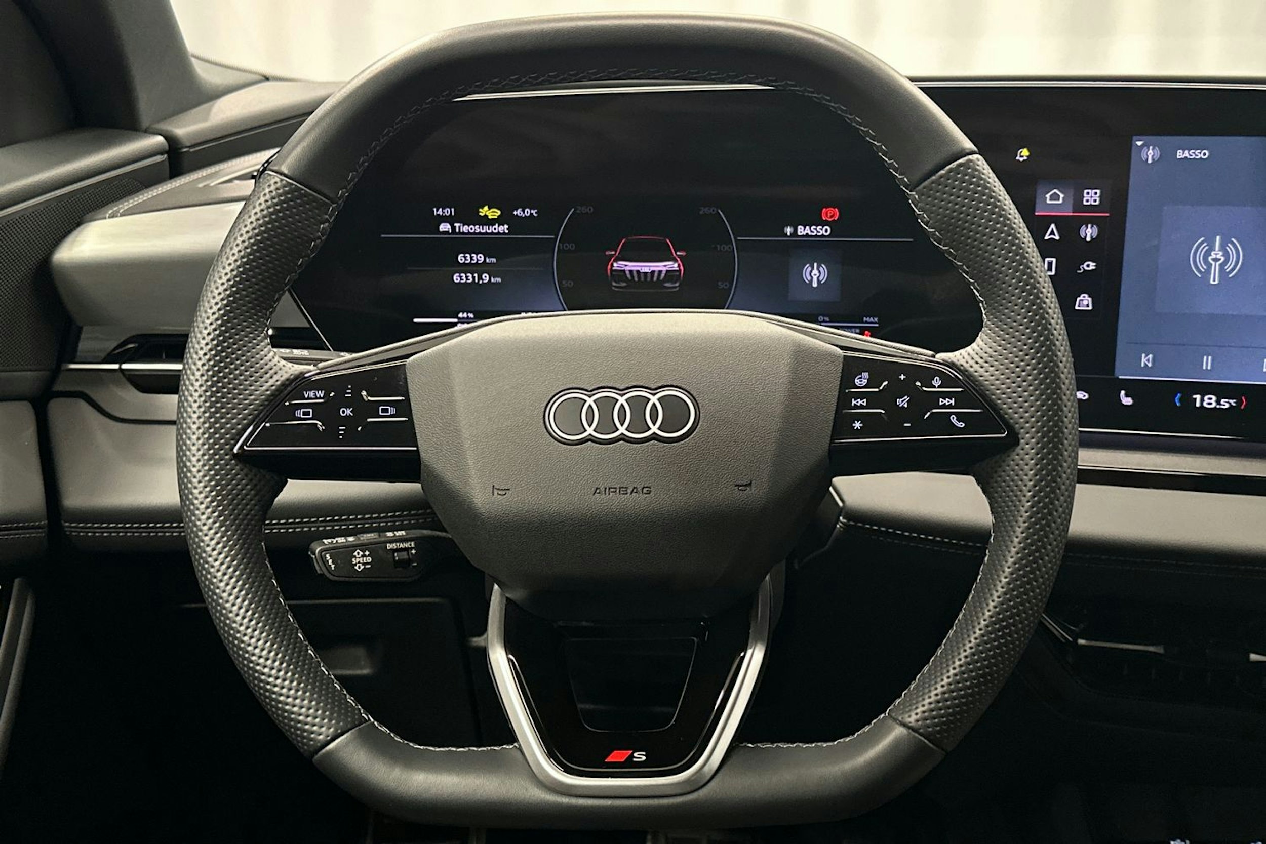 harmaa Audi Q6 e-tron 2024 kuva 14.