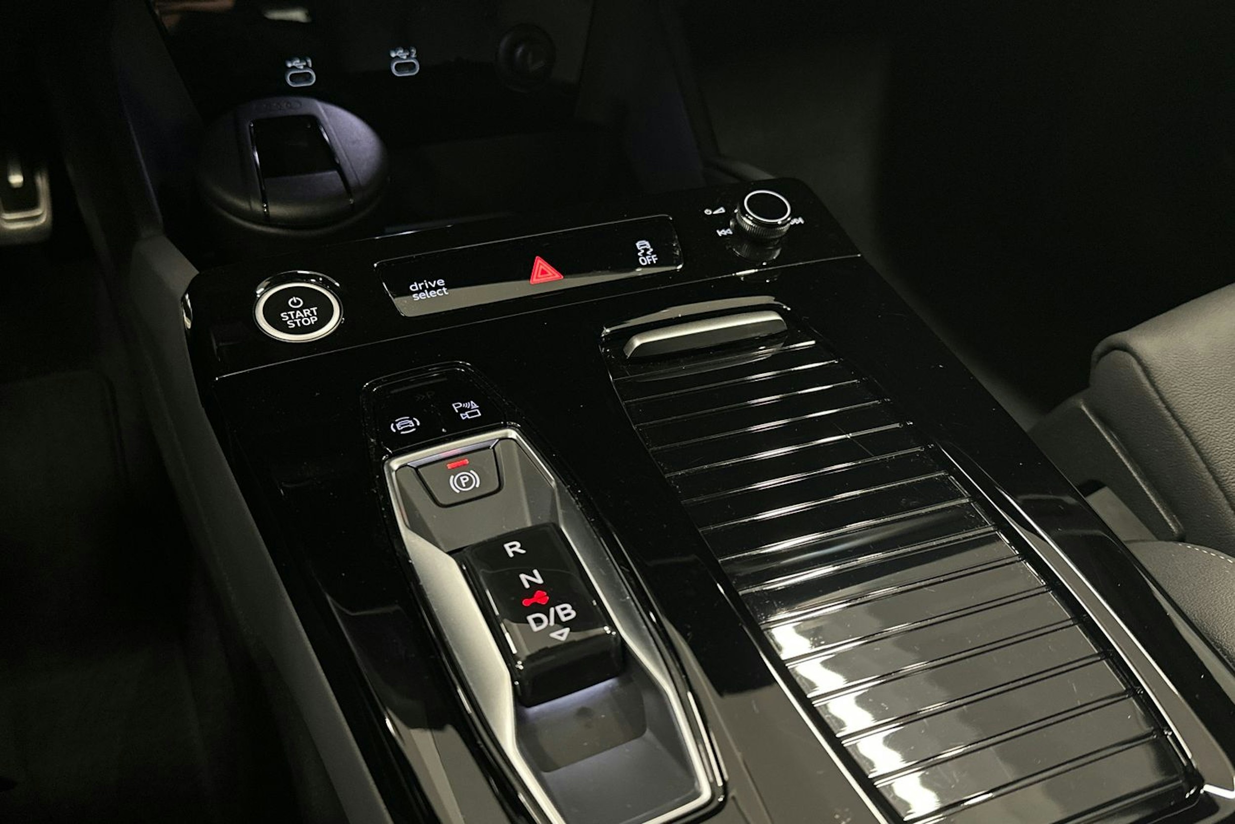 harmaa Audi Q6 e-tron 2024 kuva 21.