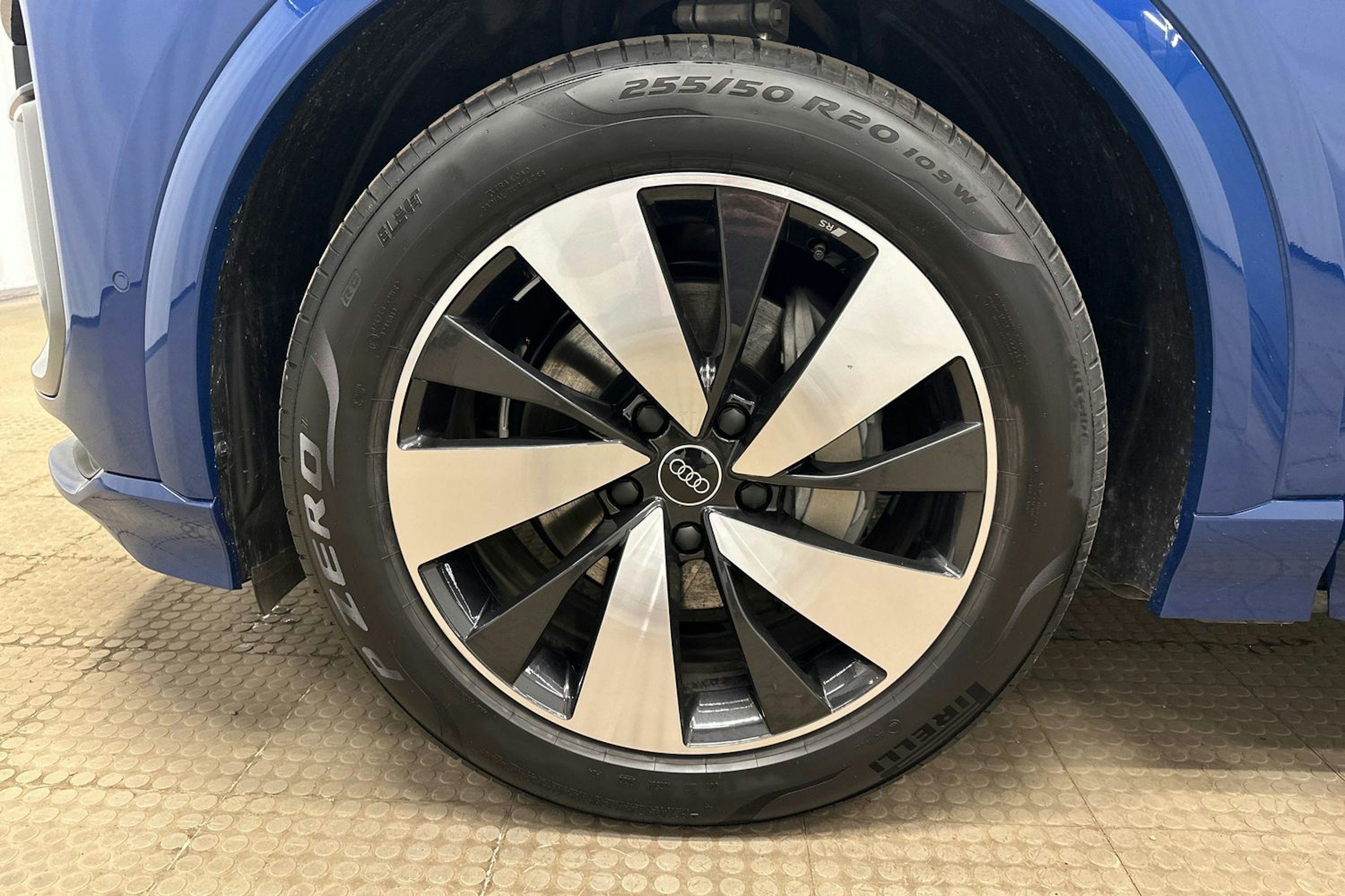 sininen Audi Q6 e-tron 2024 kuva 13.