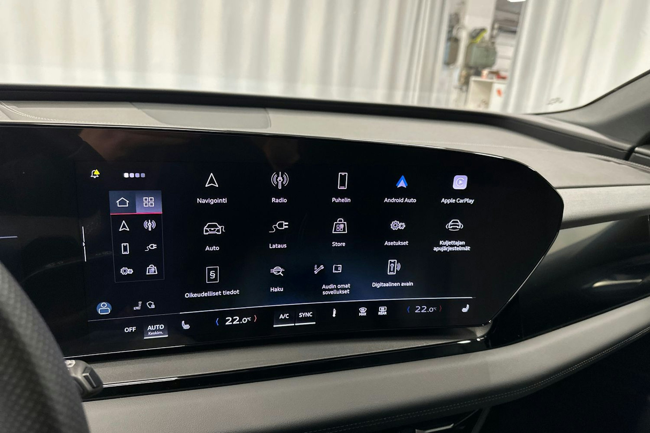 sininen Audi Q6 e-tron 2024 kuva 17.