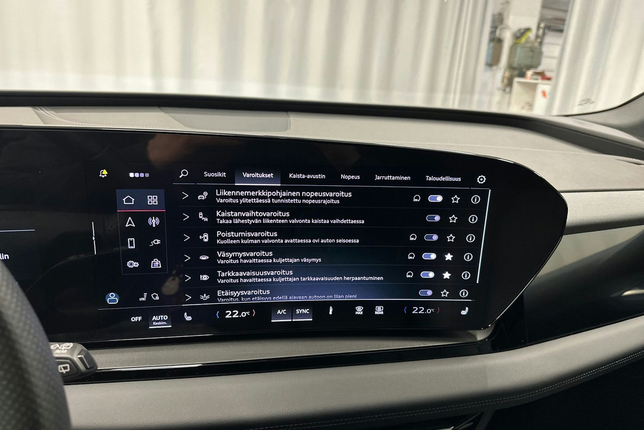 sininen Audi Q6 e-tron 2024 kuva 18.