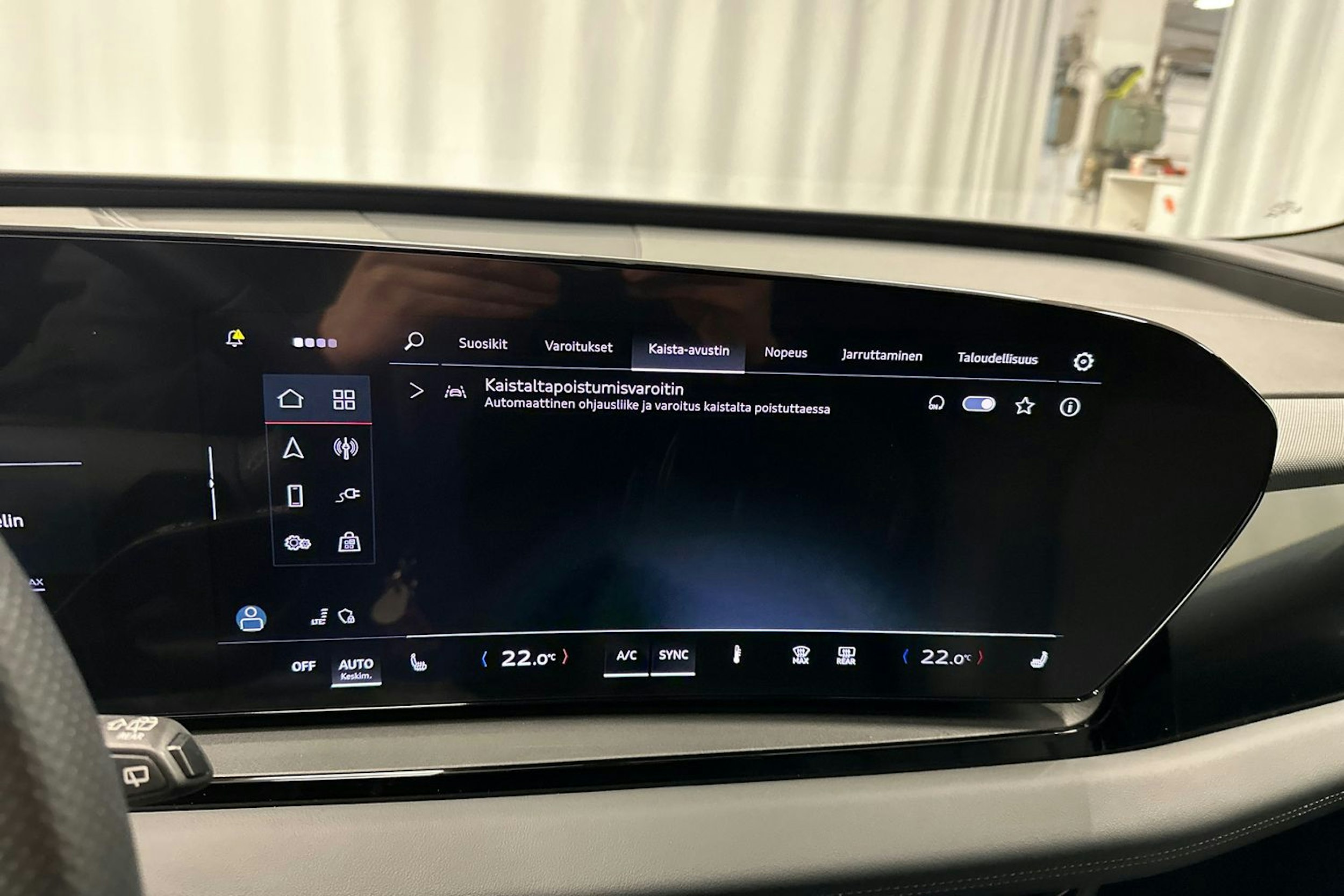 sininen Audi Q6 e-tron 2024 kuva 19.