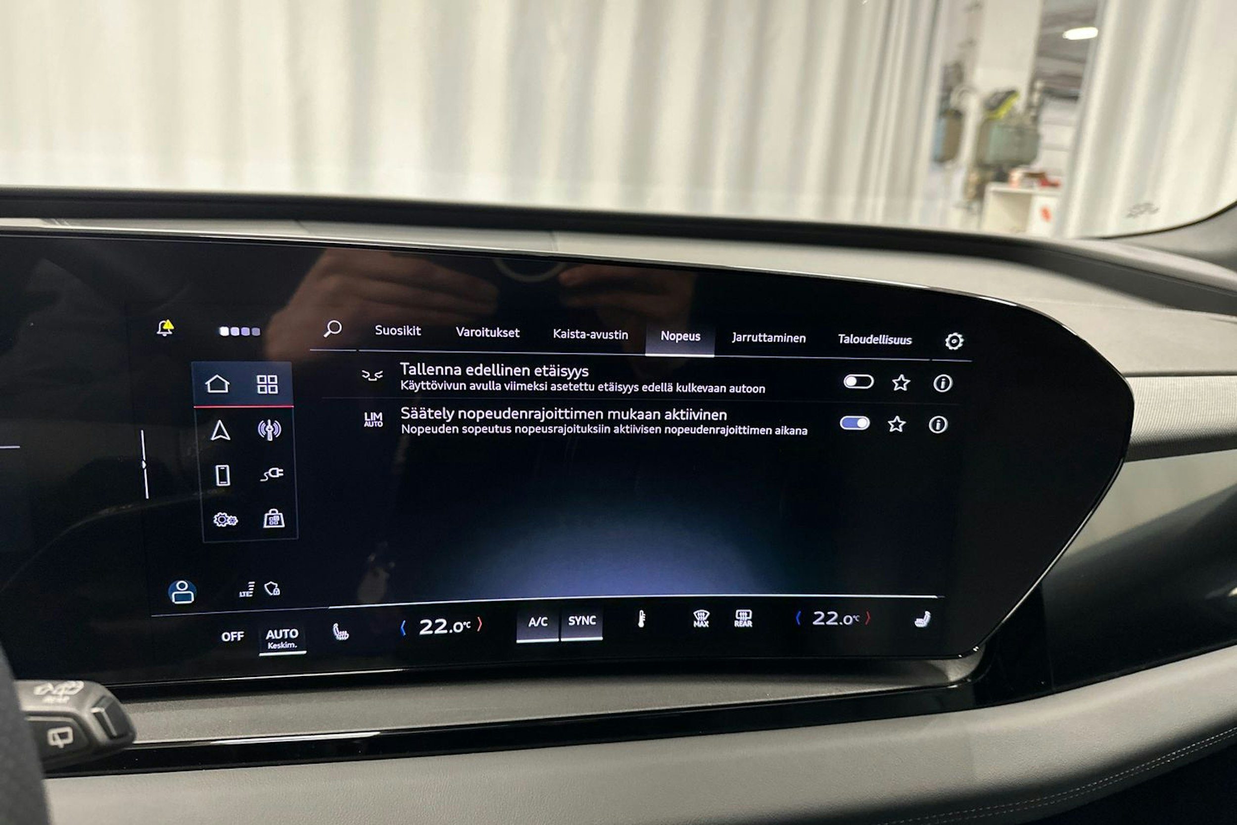 sininen Audi Q6 e-tron 2024 kuva 20.