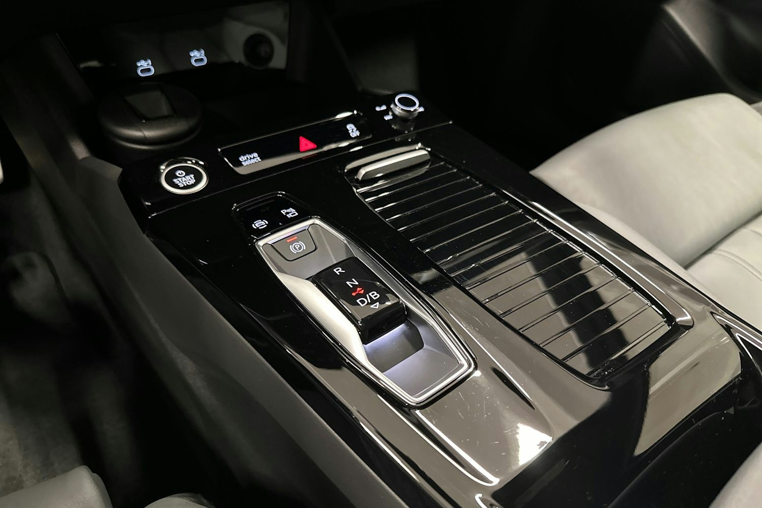 sininen Audi Q6 e-tron 2024 kuva 23.