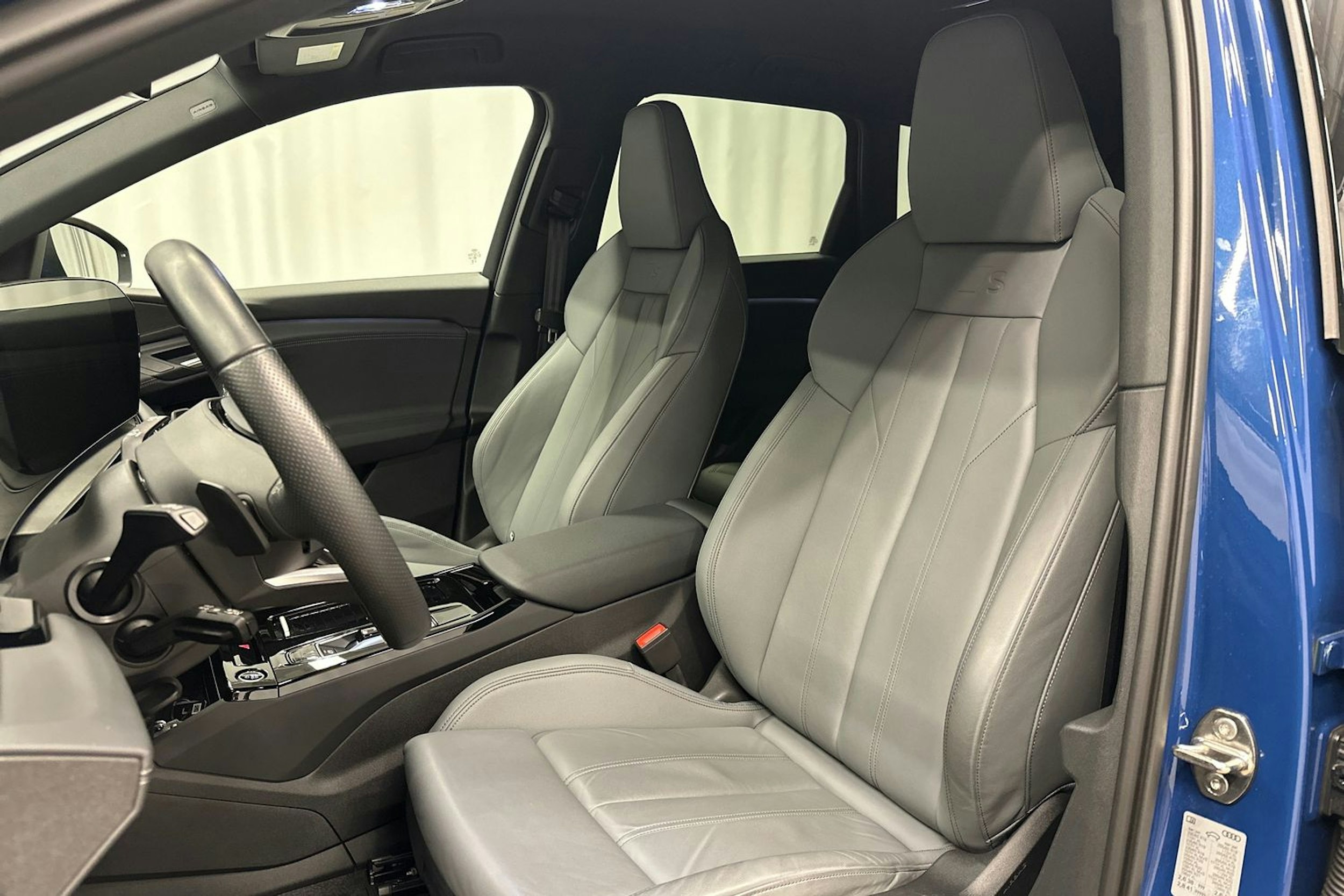 sininen Audi Q6 e-tron 2024 kuva 24.