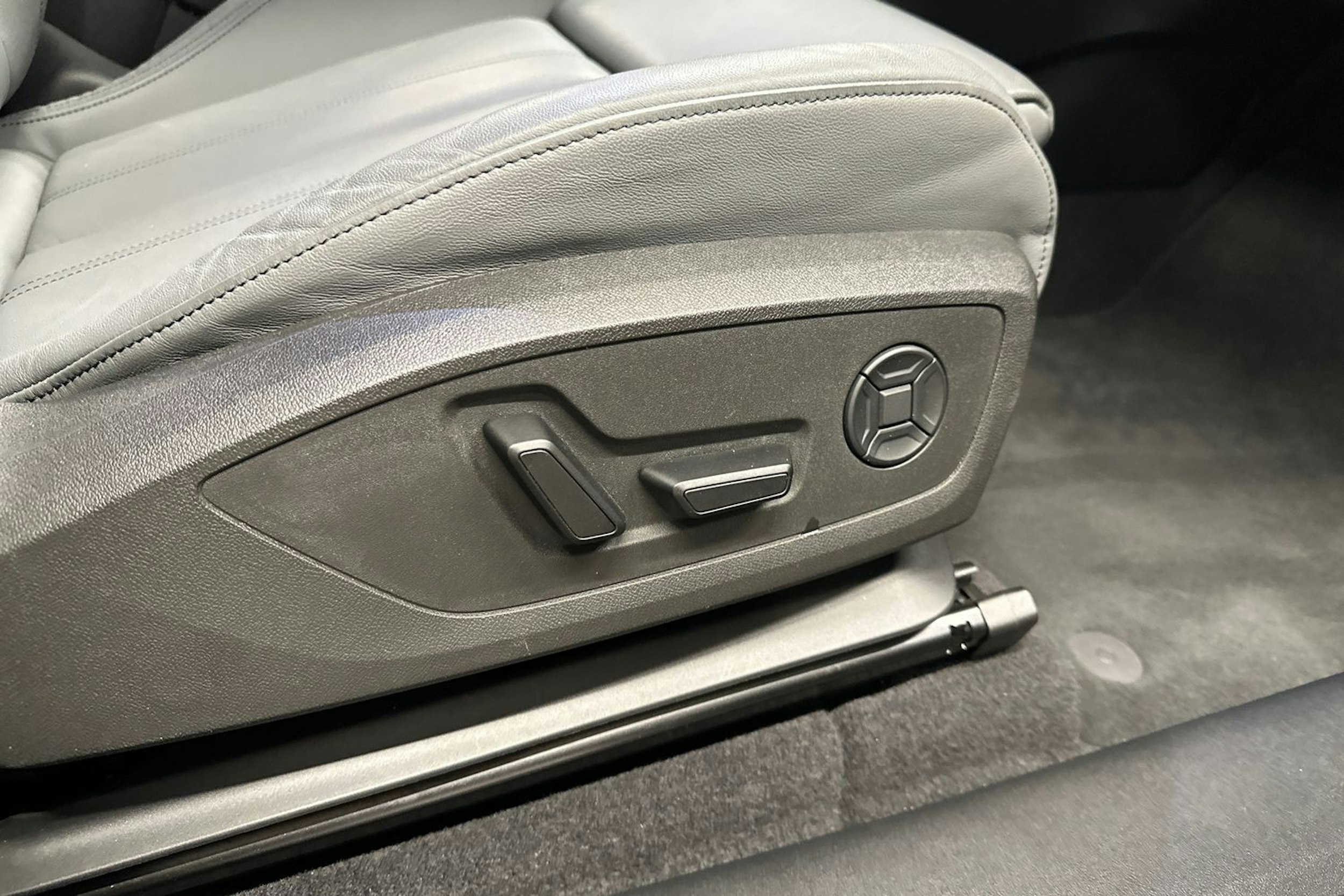 sininen Audi Q6 e-tron 2024 kuva 26.