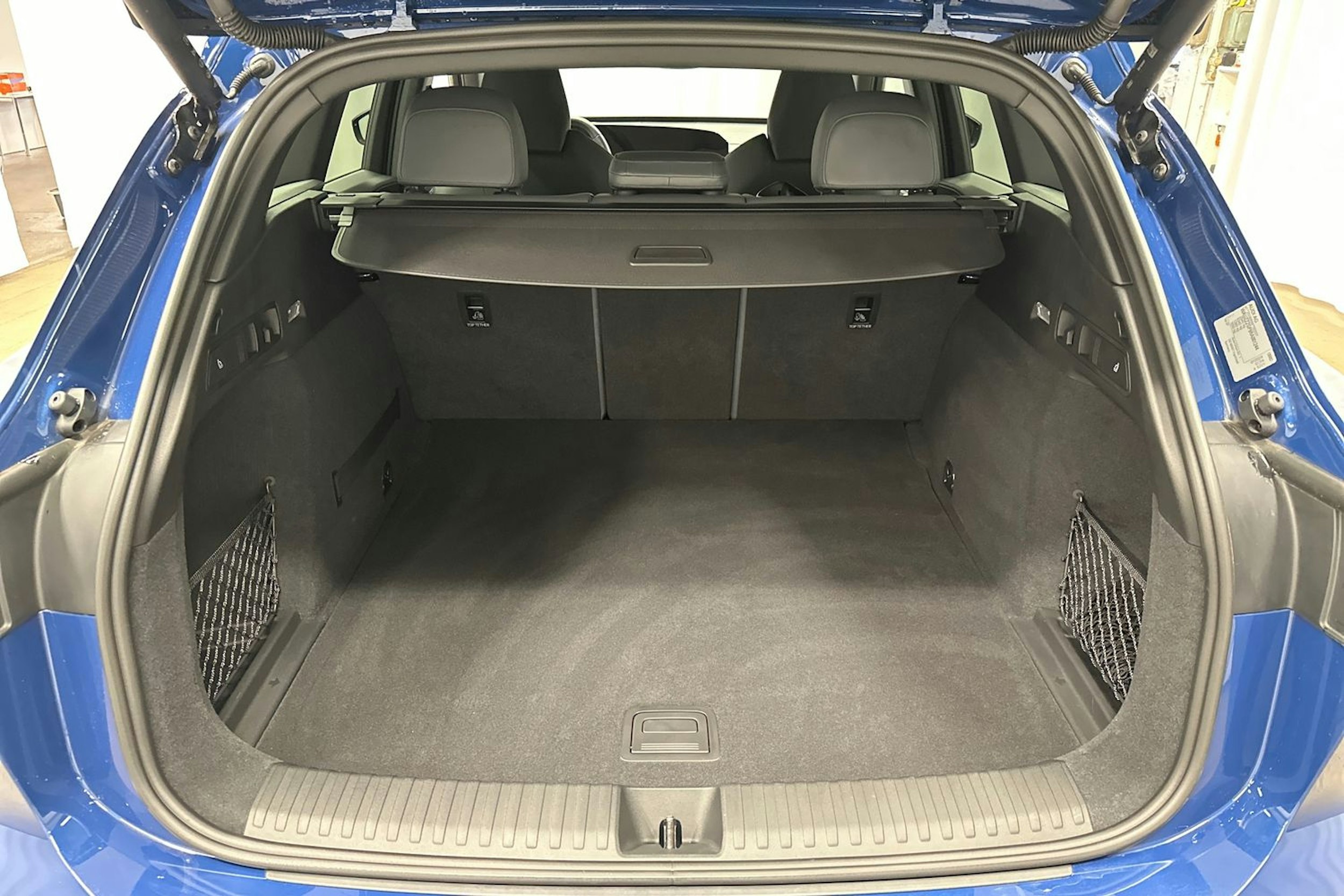 sininen Audi Q6 e-tron 2024 kuva 27.