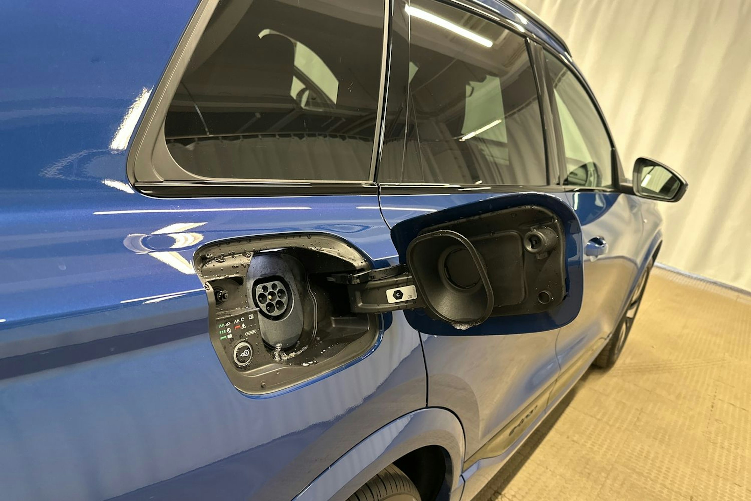 sininen Audi Q6 e-tron 2024 kuva 32.