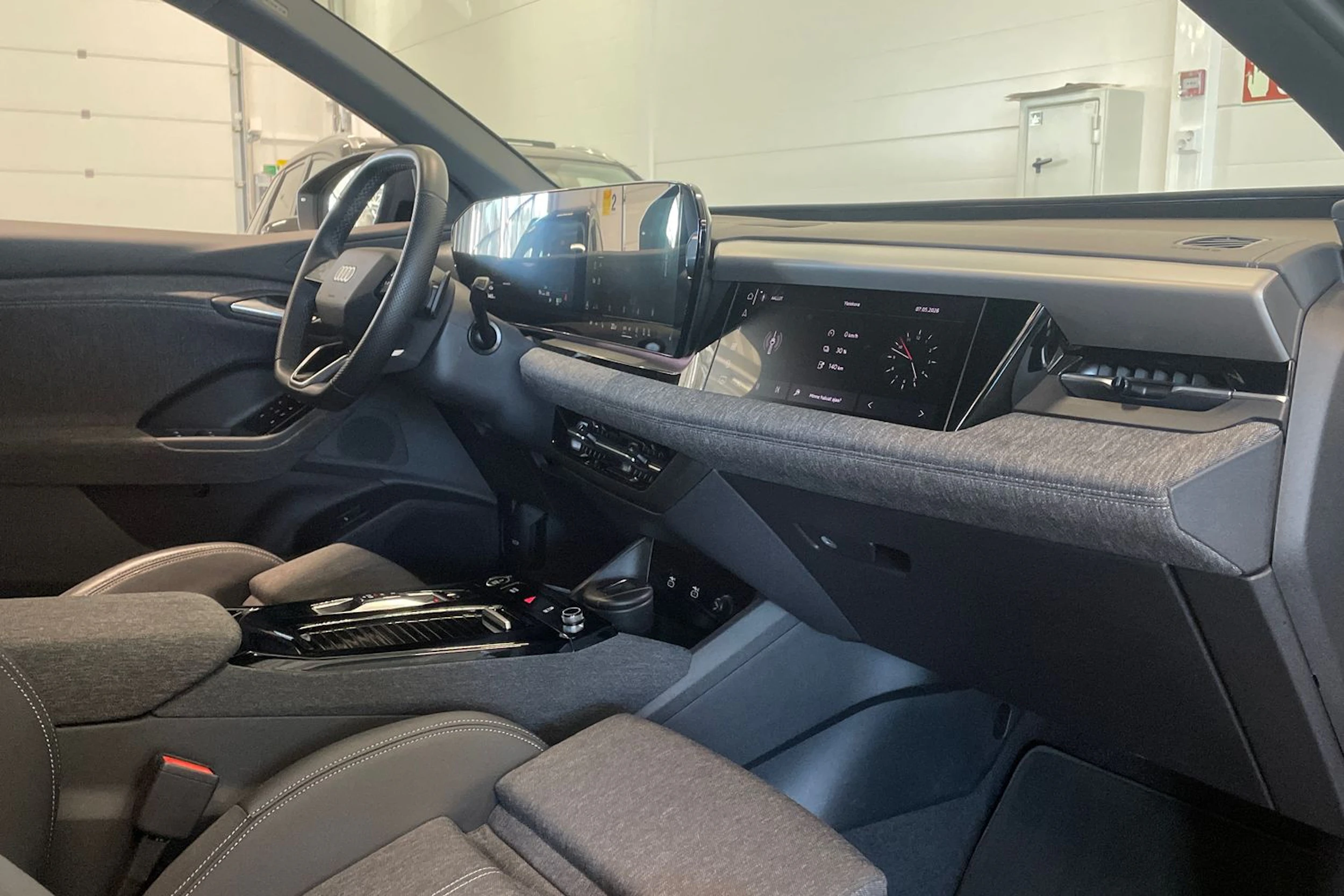 harmaa Audi Q6 e-tron 2024 kuva 17.