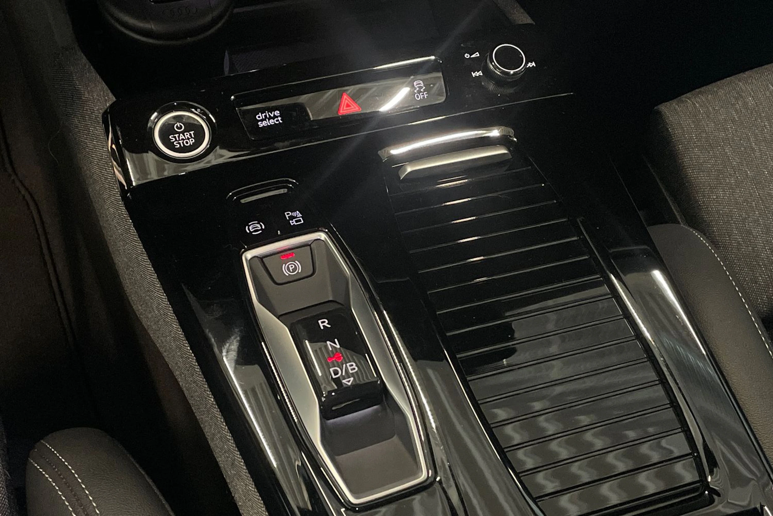 harmaa Audi Q6 e-tron 2024 kuva 36.